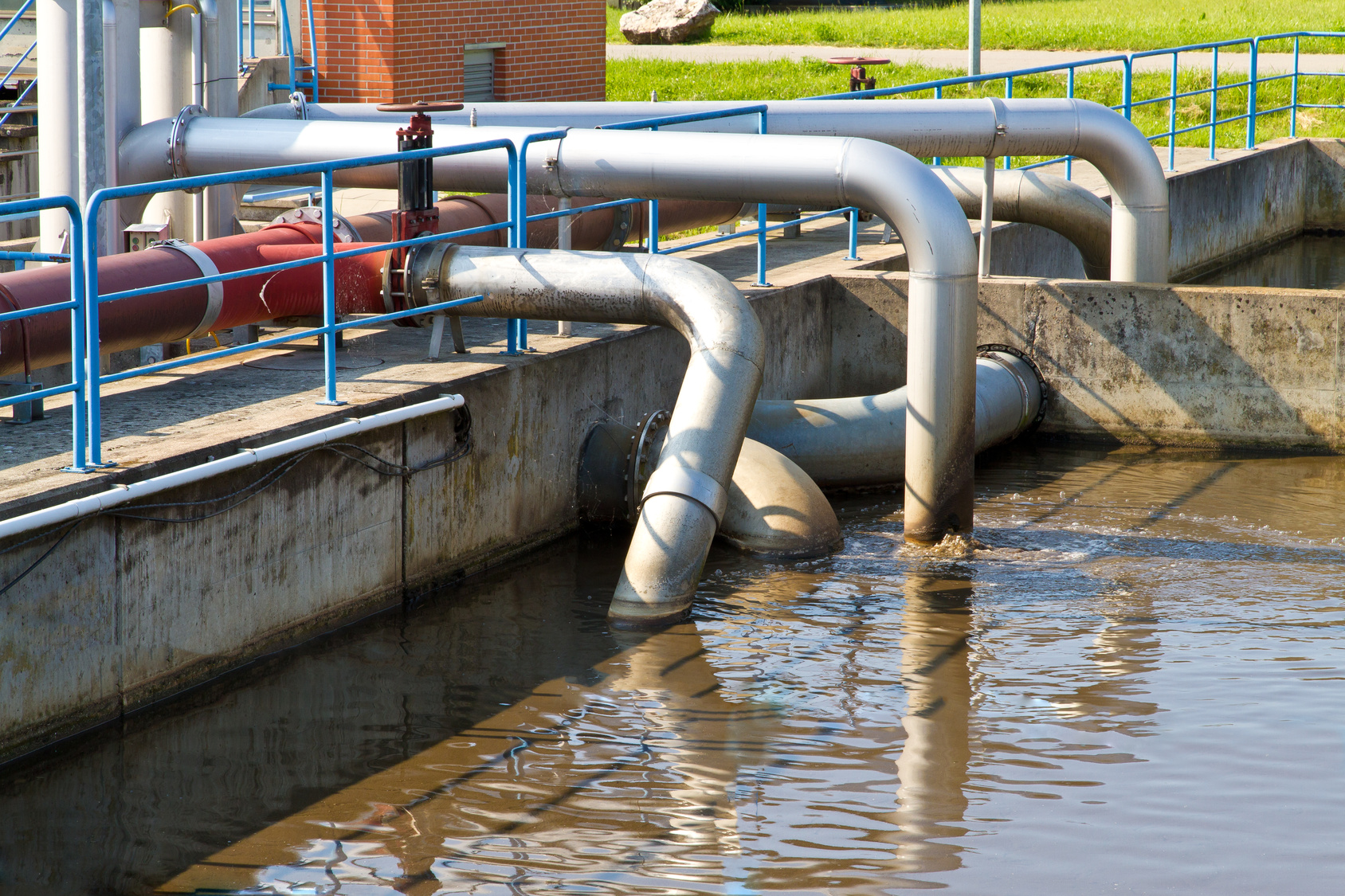 braunes Wasser in einem Becken einer Kläranlage