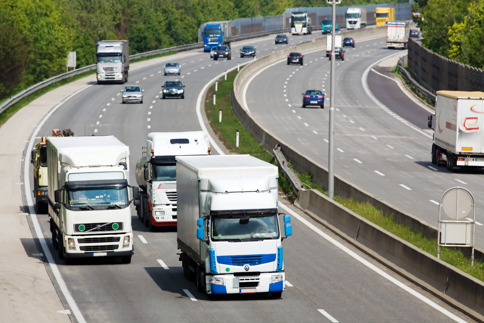 LKws auf einer Autobahn