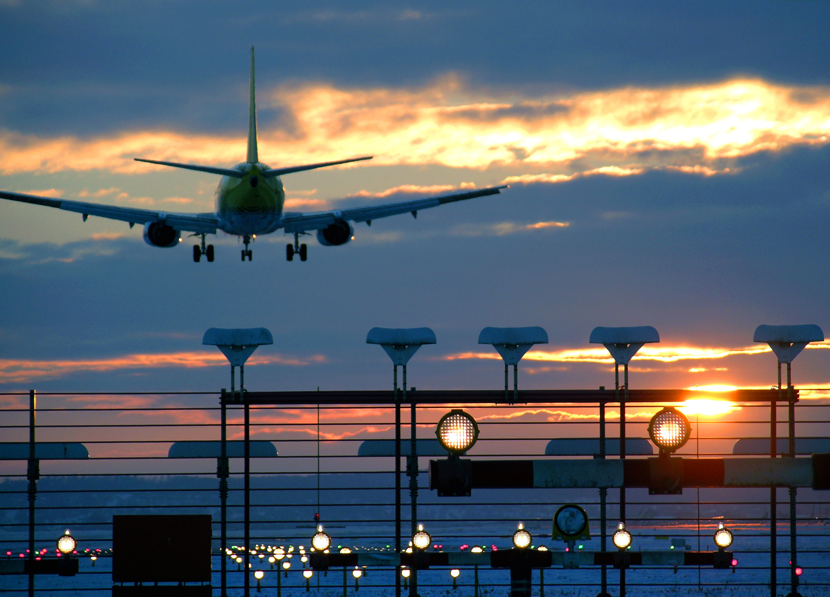 in der Abenddämmerung landendes Passagierflugzeug