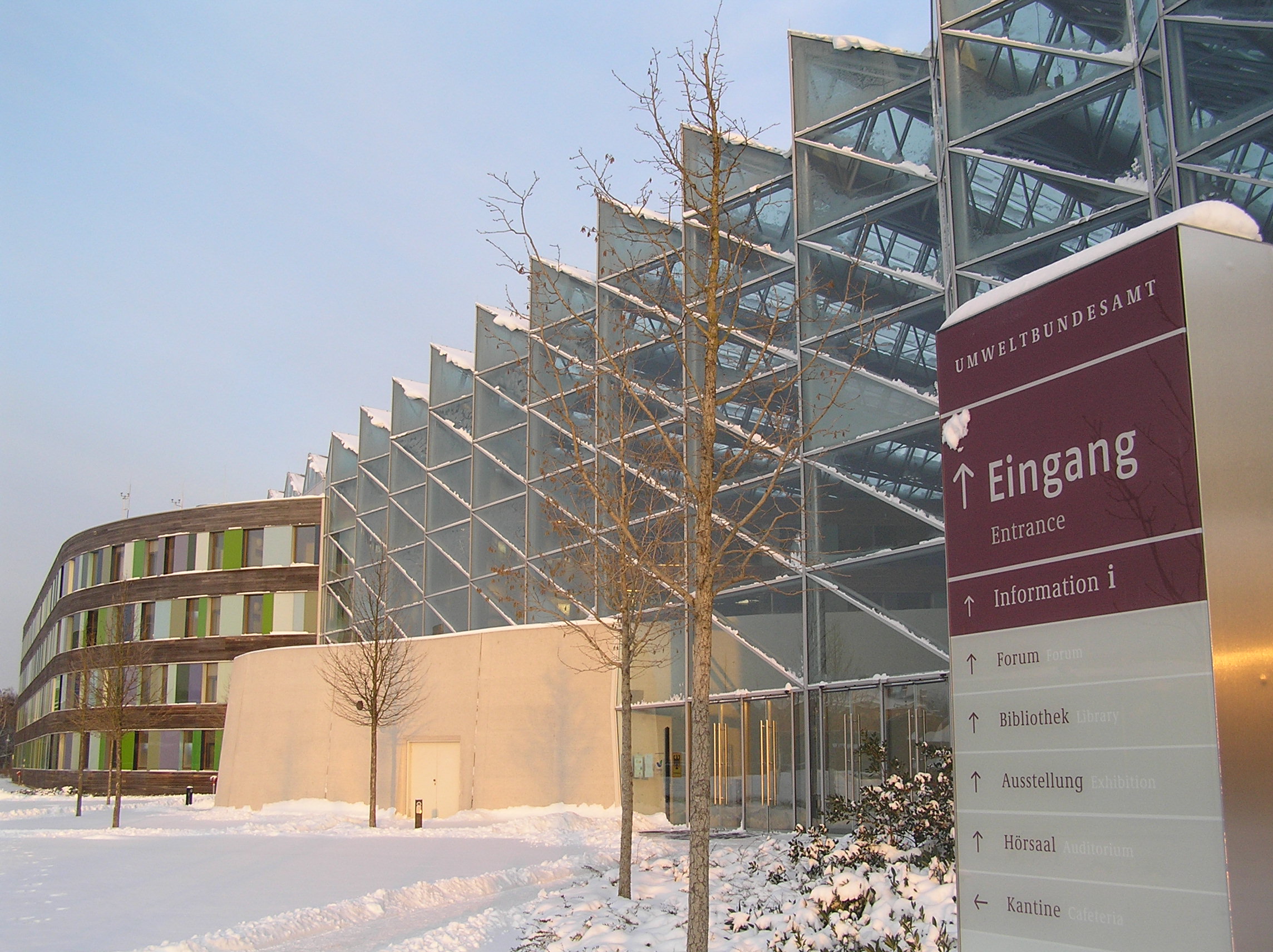 Das moderne UBA-Gebäude mit der Fassade aus Holz und Glas winterlich verschneit