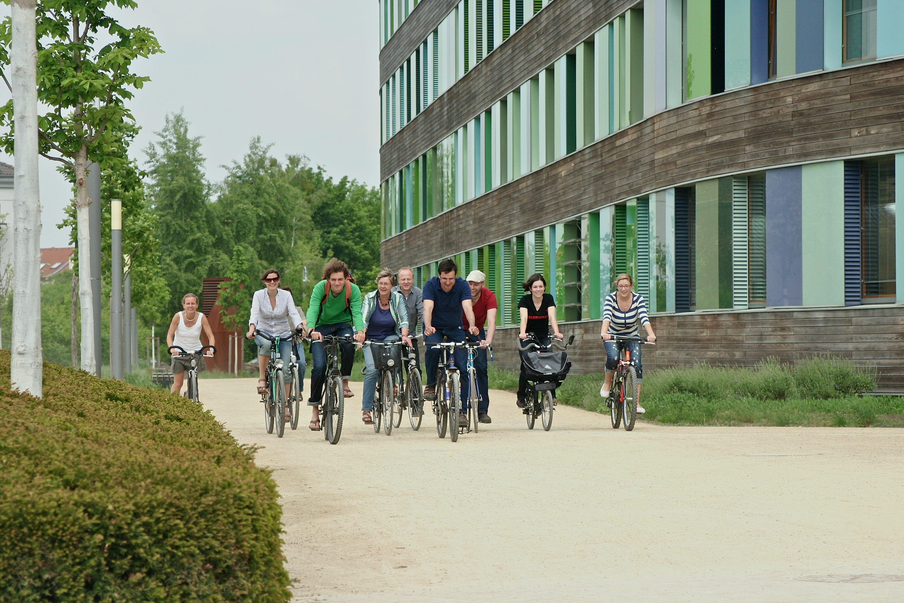 fröhliche Fahrradfahrerinnen und Fahrradfahrer vor dem UBA Dessau