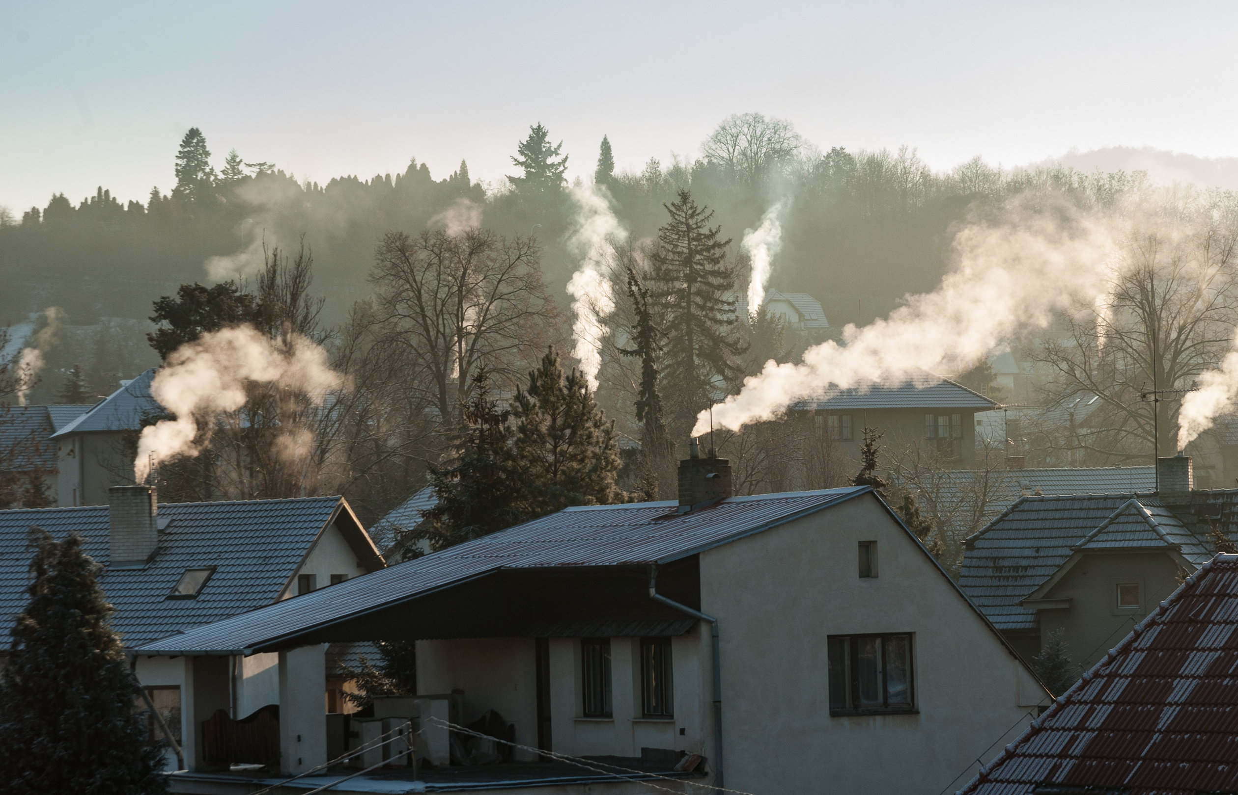 rauchende Schornsteine von Einfamilienhäusern