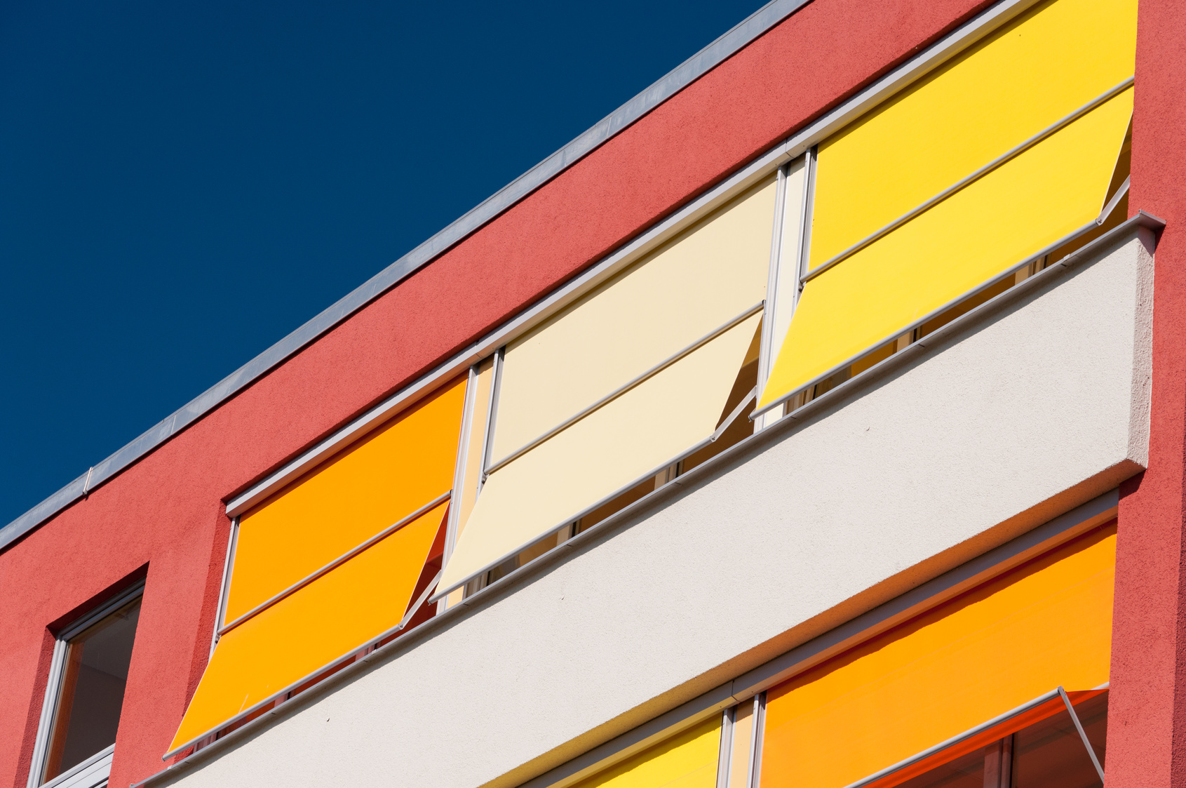 Gebäudefassade mit farbenfrohem Sonnenschutz