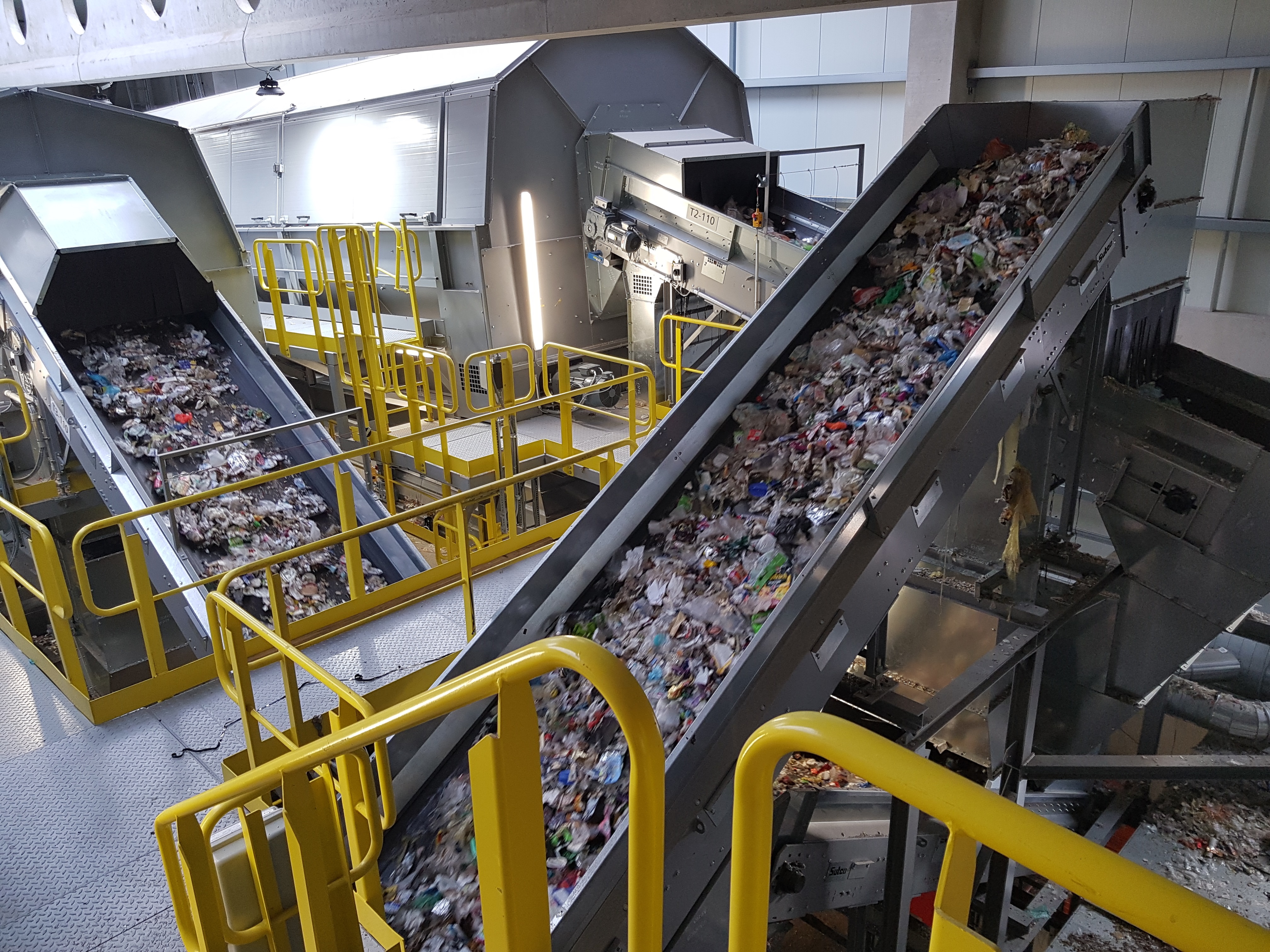 In einer Anlage werden Müllteile auf Förderbändern transportiert 