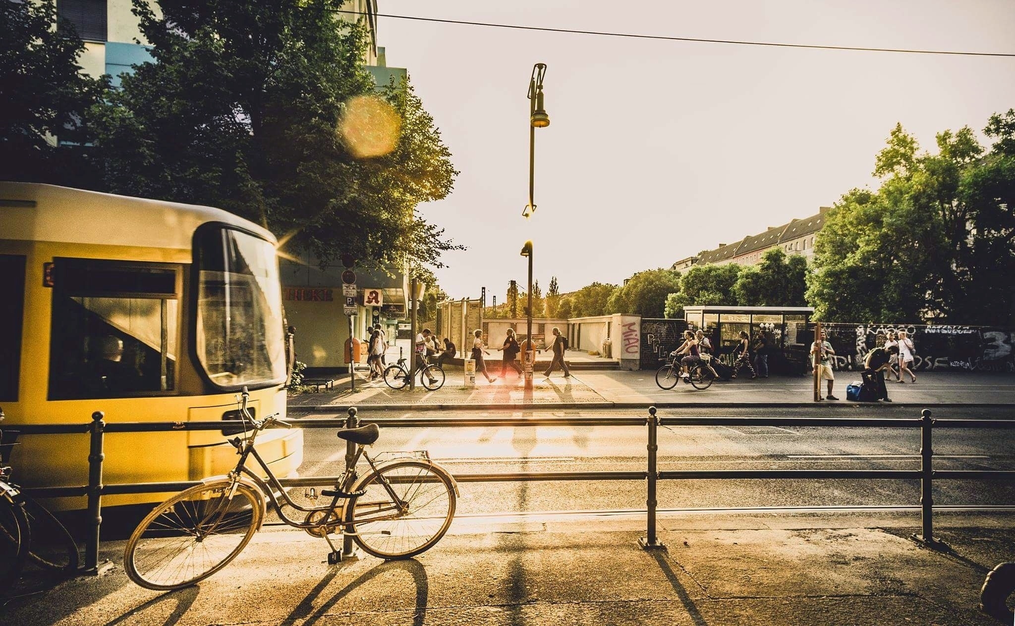 Straßenbahn, Fahrrad und Fußgänger in der Stadt