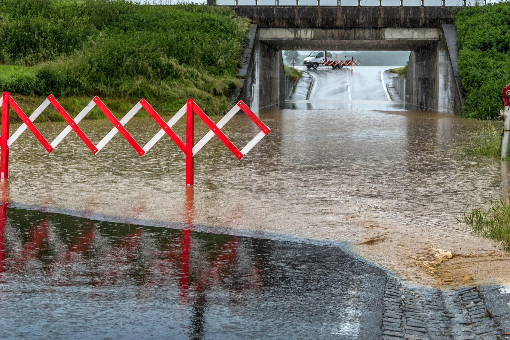 von Regen überflutete Unterführung