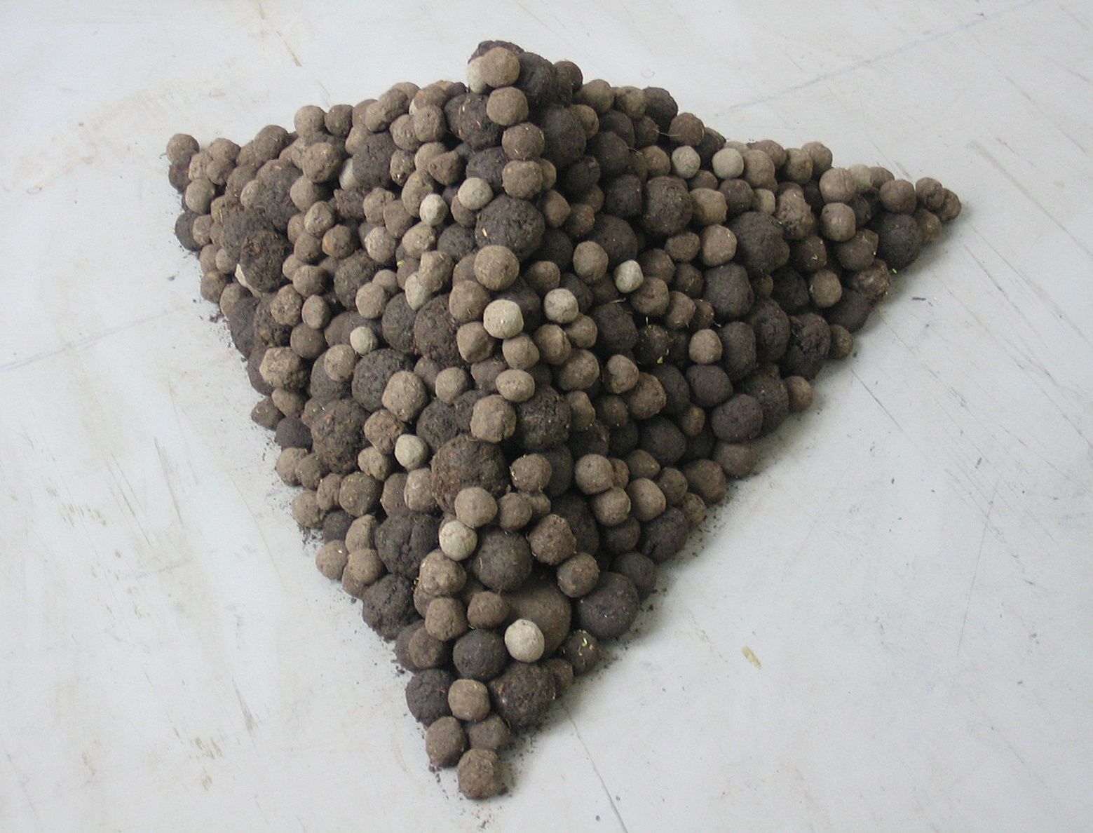 Eine Pyramide aus gestapelten Saatbällen