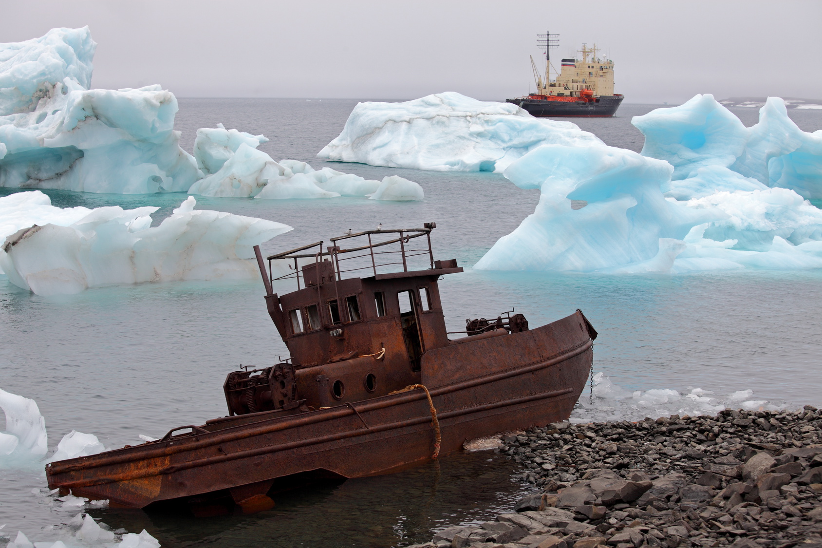 Schiffswrack an der arktischen Küste