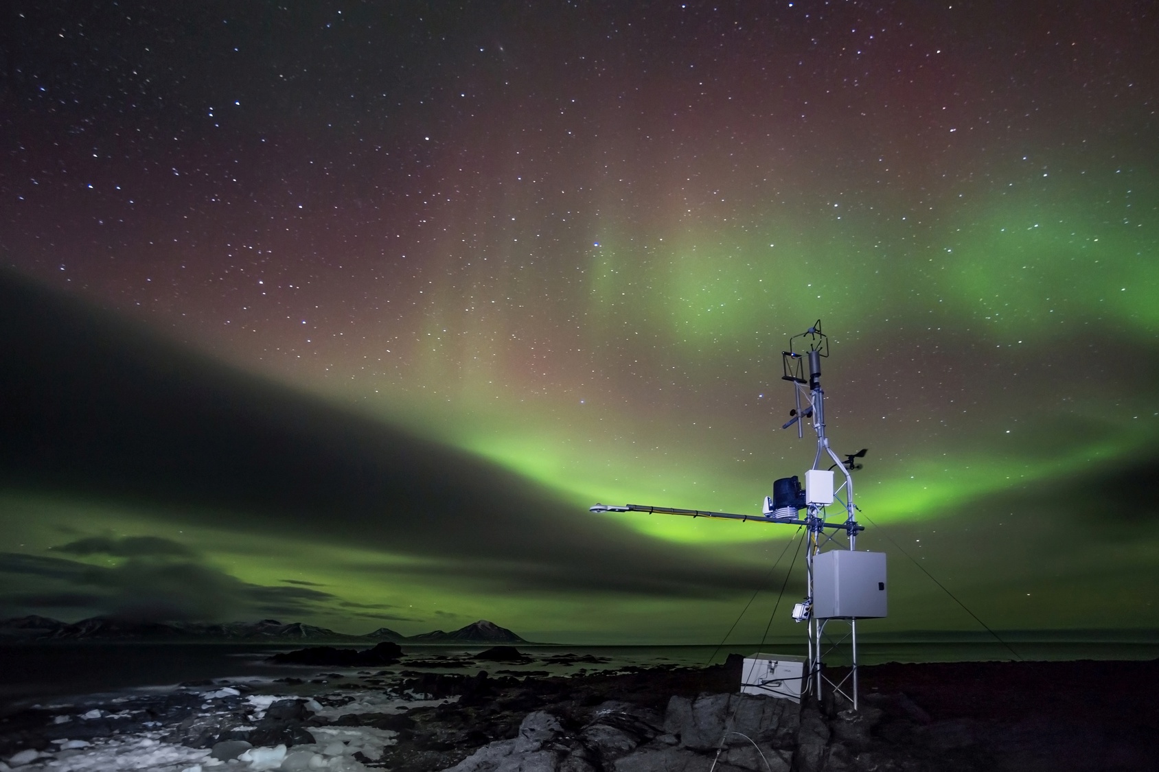 Abgelegene meteorologische Messstation mit Polarlichtern