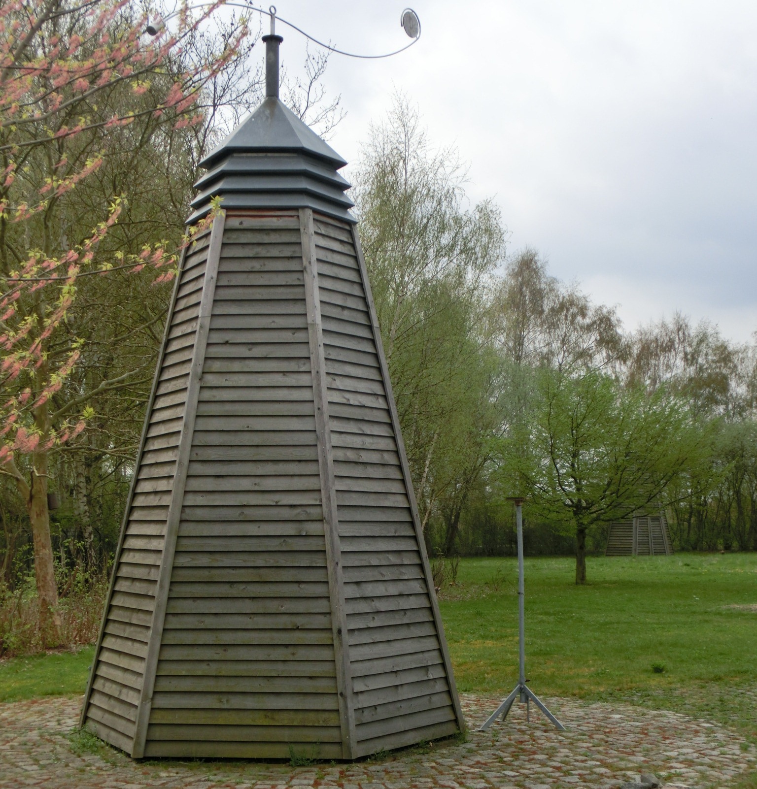 Sechseckiges Brunnenhaus aus Holz 