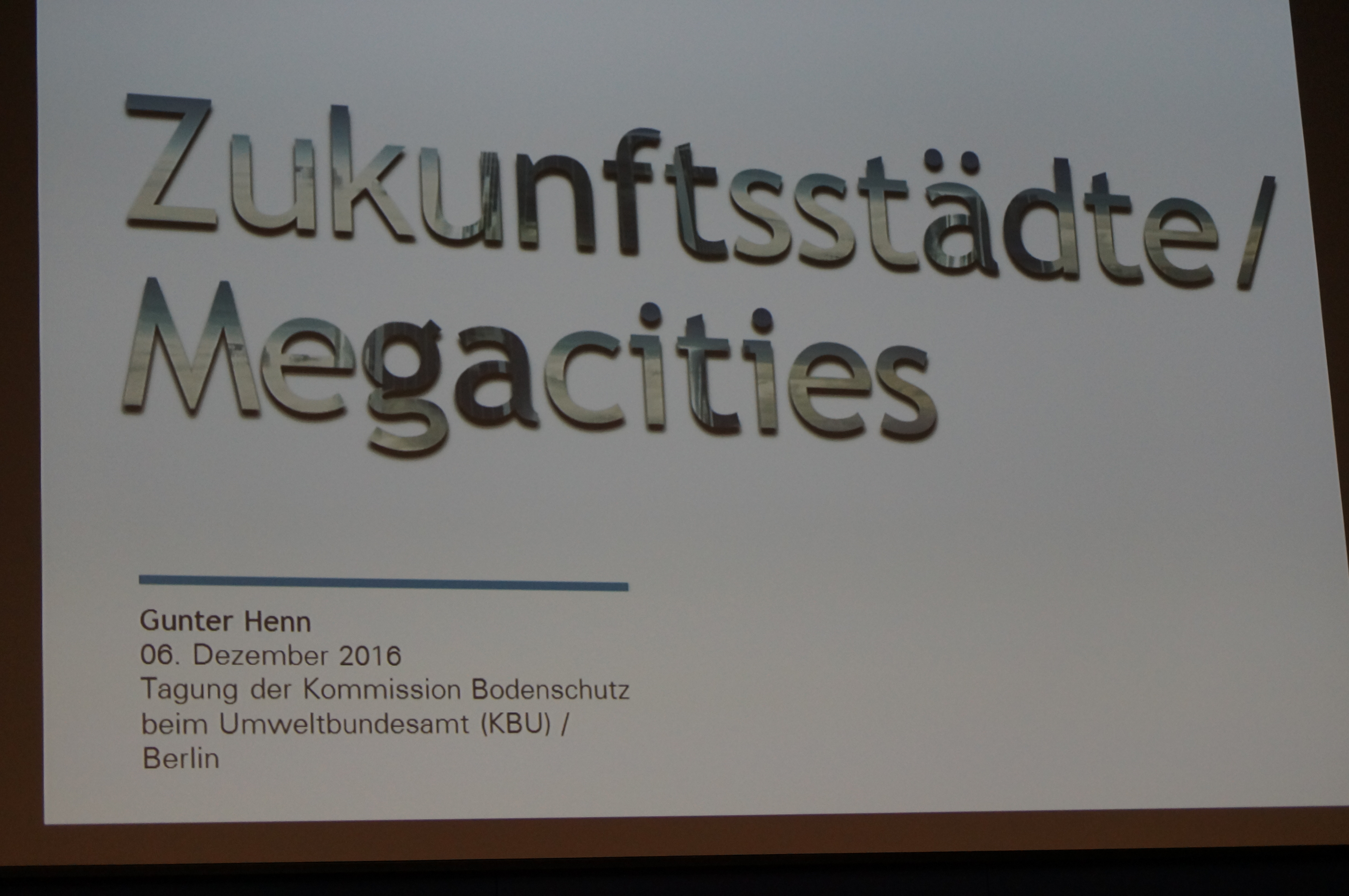 Eröffnungsbild zum Vortrag von Prof. Dr. Gunter Henn, HENN GmbH „Zukunftsstädte/ Megacities – Wohin geht die Reise“      