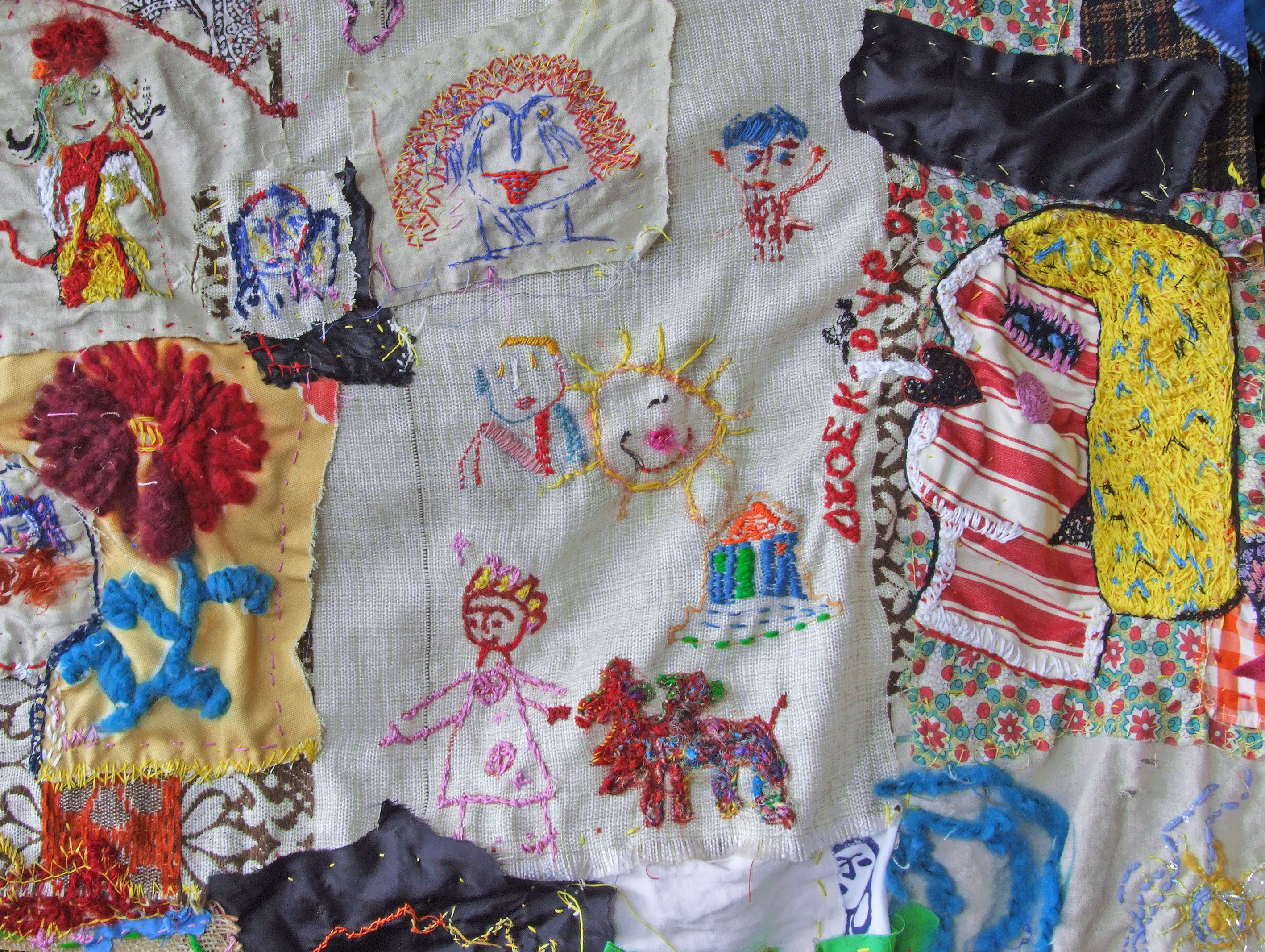 Buntes Patchwork-Tuch mit Stickereien