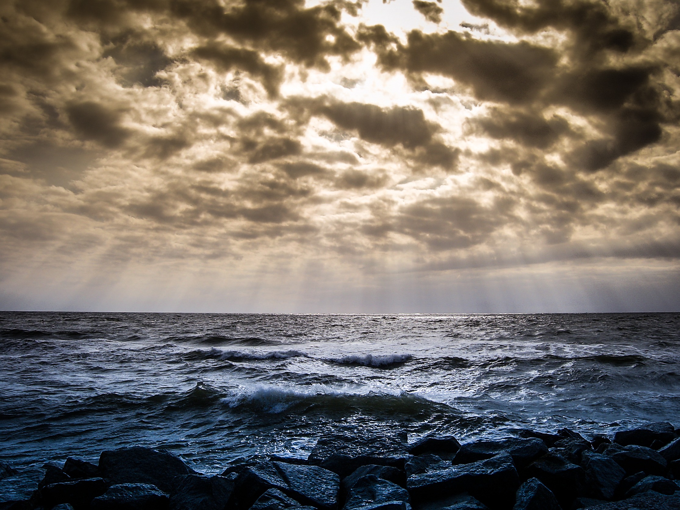 Blick auf die Ostsee, dramatischer Wolkenbildung mit durchscheinenden Sonnenstrahlen 