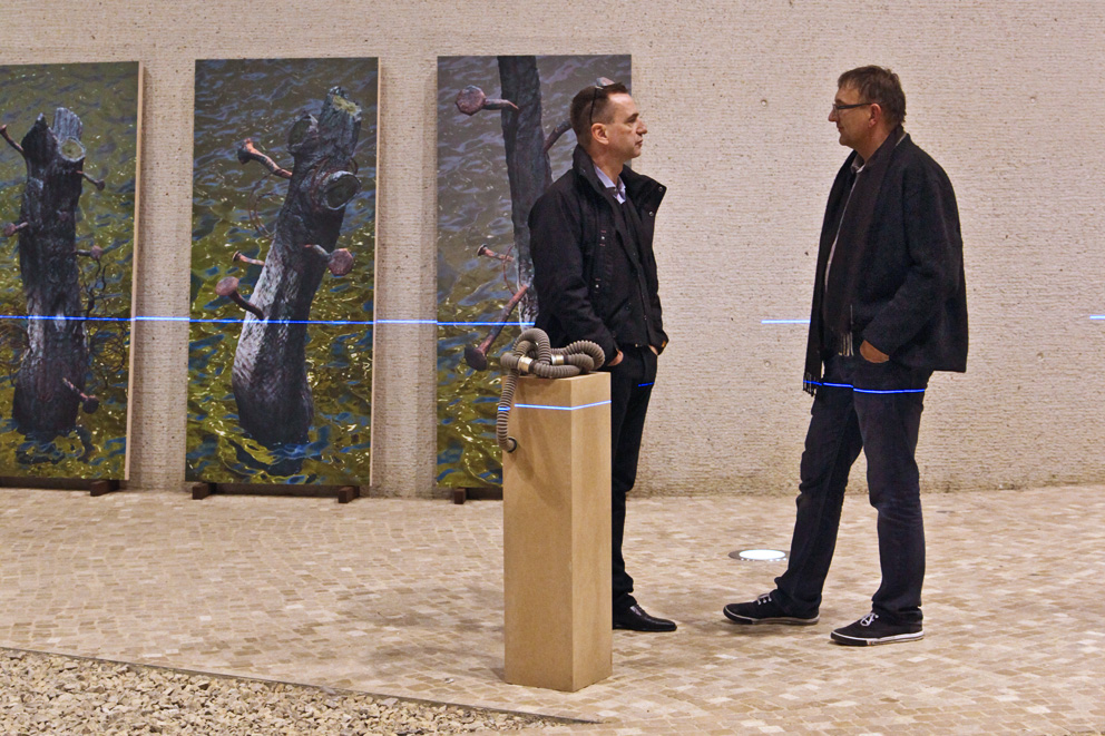 Die Künstler Stefan Fahrländer und Martin Jehnichen auf der Ausstellungseröffnung im UBA Dessau.