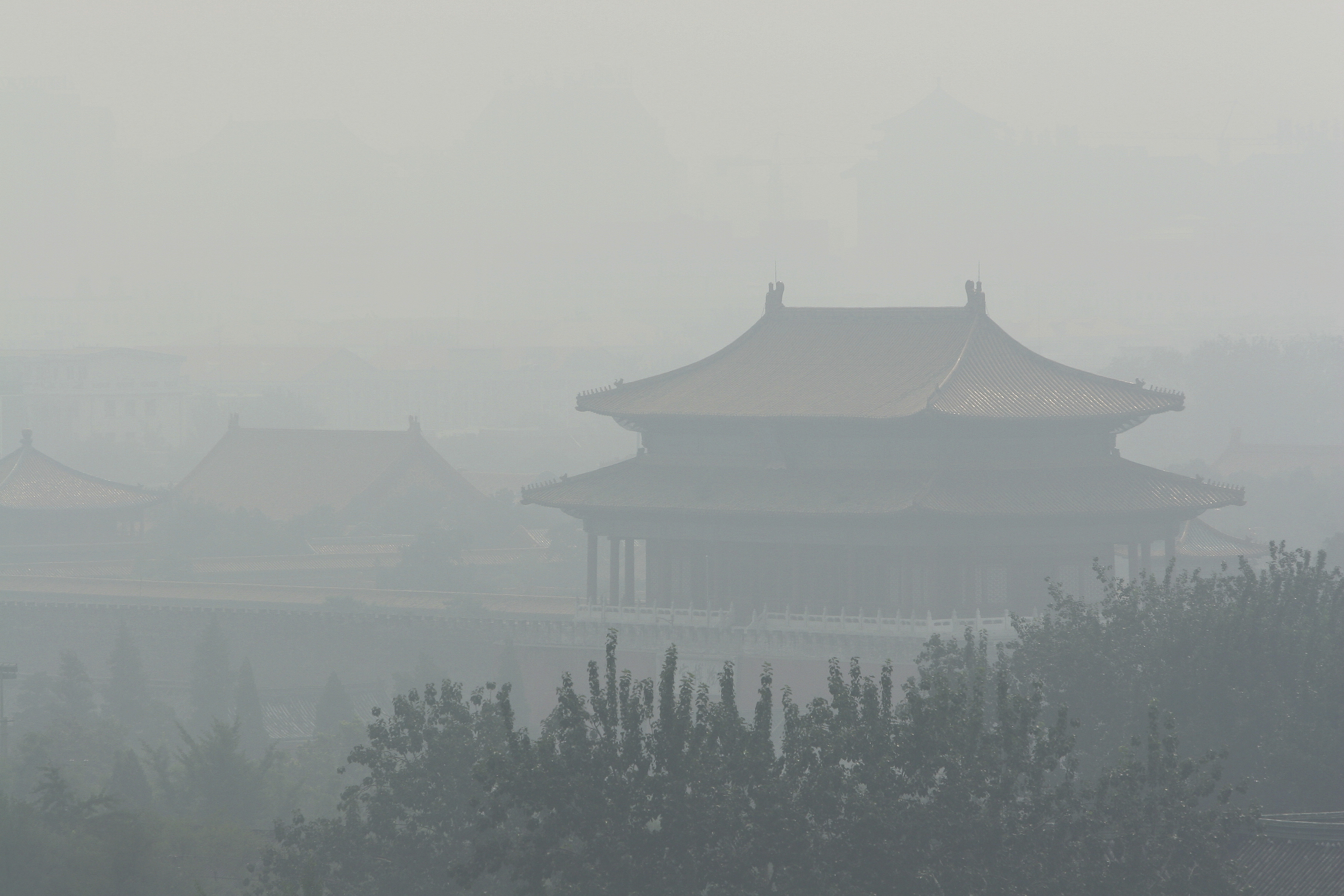 Gebäude der Verbotenen Stadt in Peking sind von Smog eingehüllt.