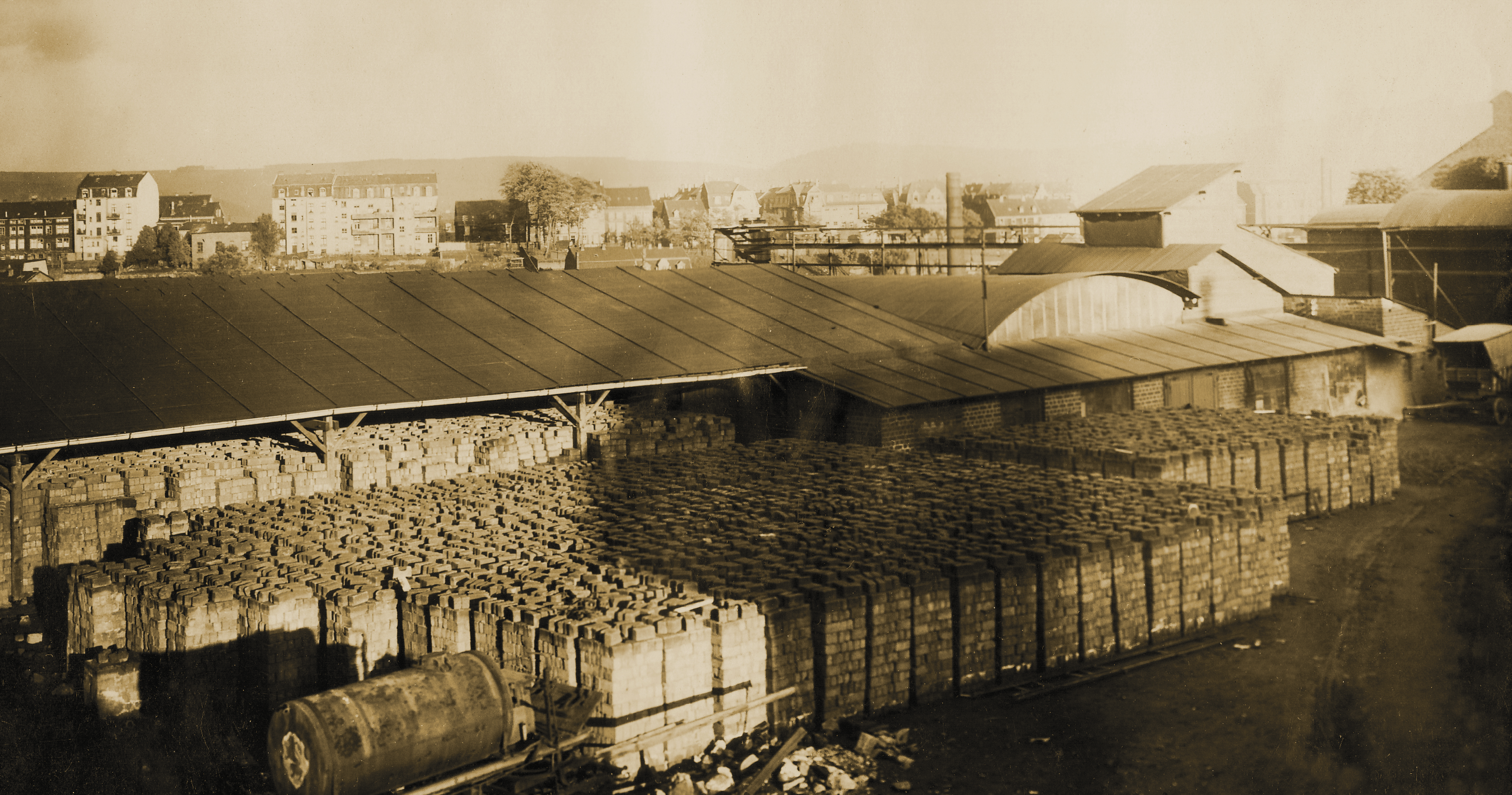 Trockenhalle und Lagerplatz für Schlackesteinen