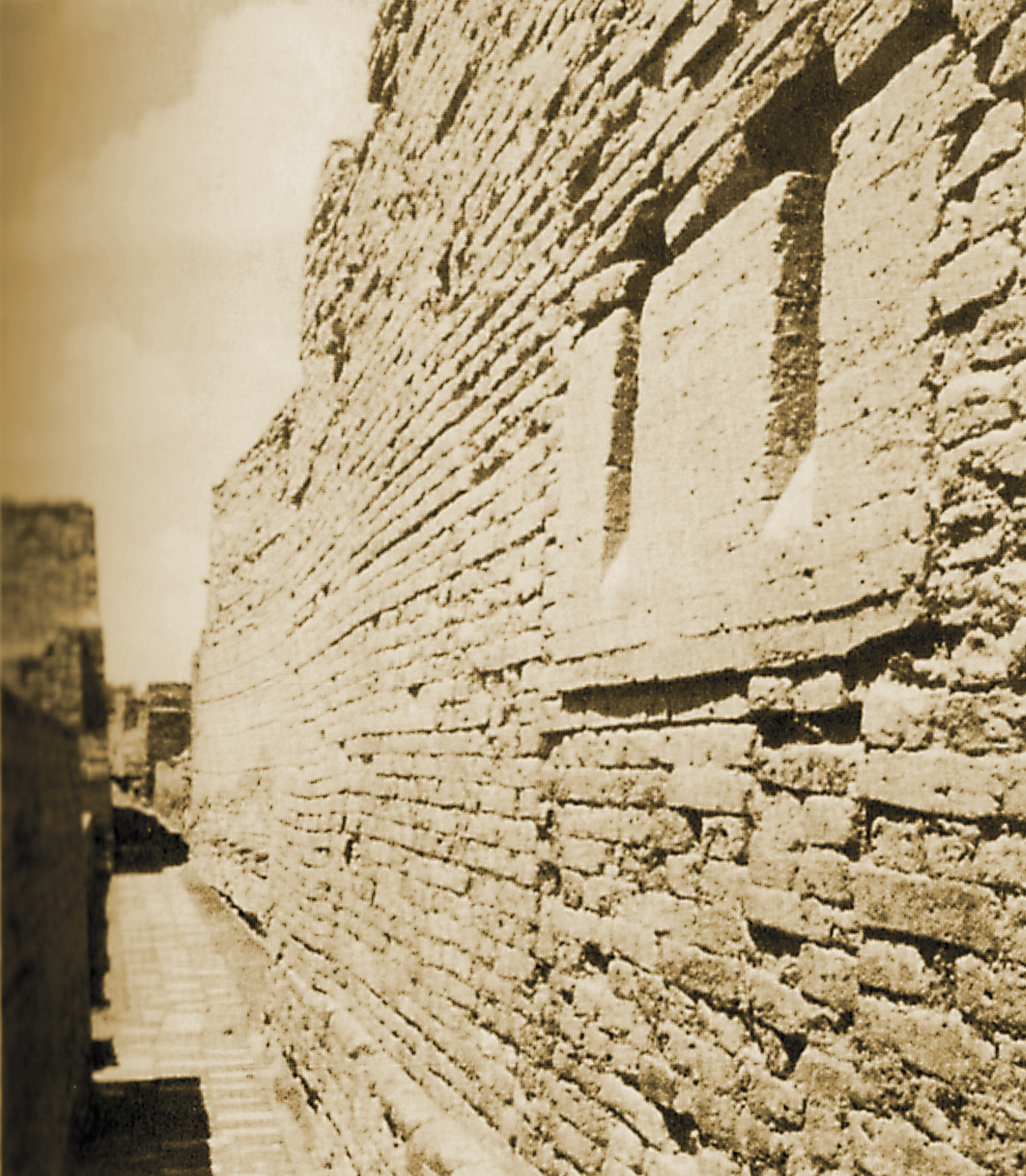 Abschüssige Auslassungen in der Mauer eines antiken Steinhauses durch die Müll aus dem Gebäude in Tongefäße auf der Straße darunter entsorgt wurde. 