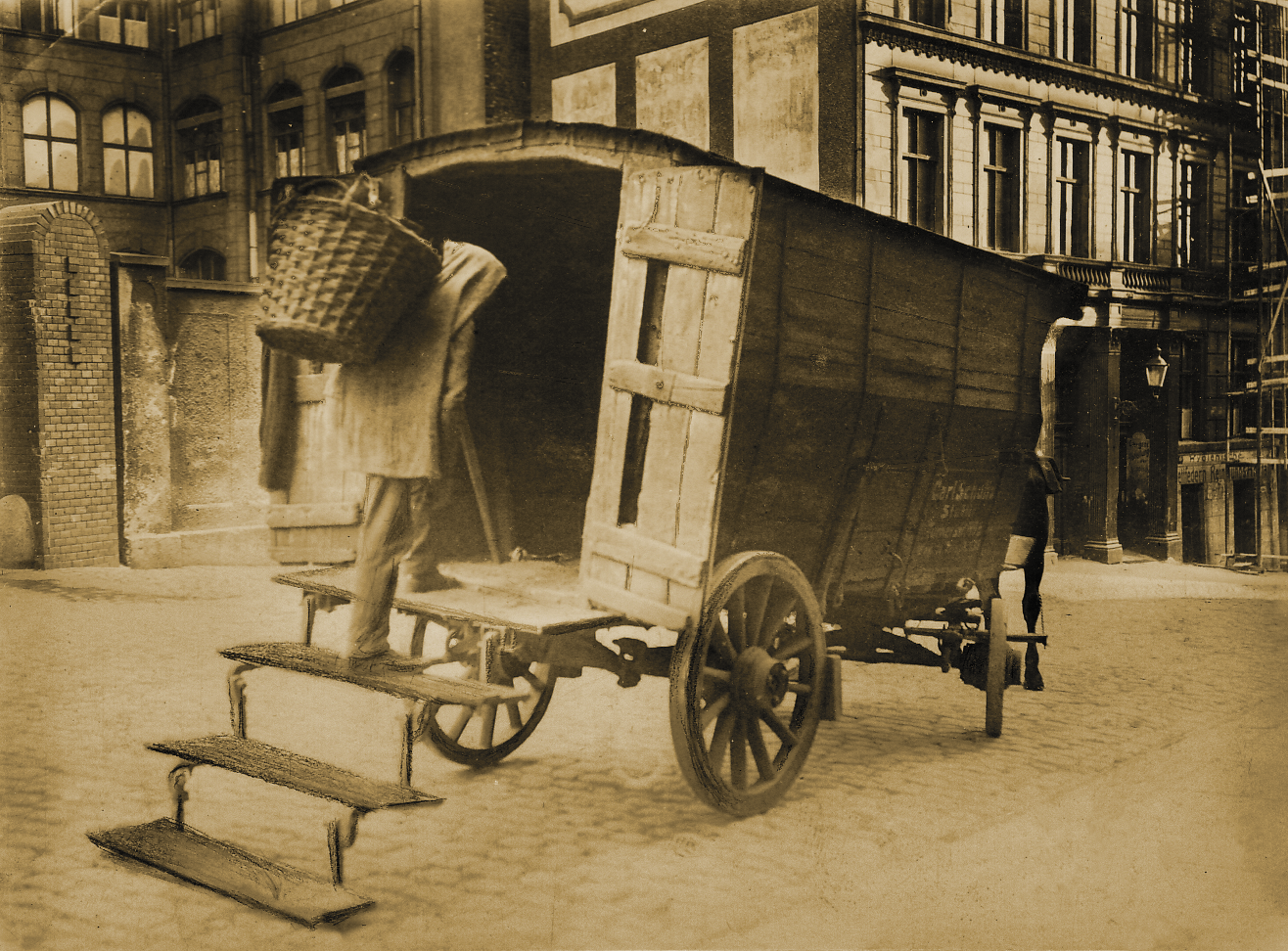 Entleerung von Müllsammelgruben mit Weidenkörben und Bollerwagen