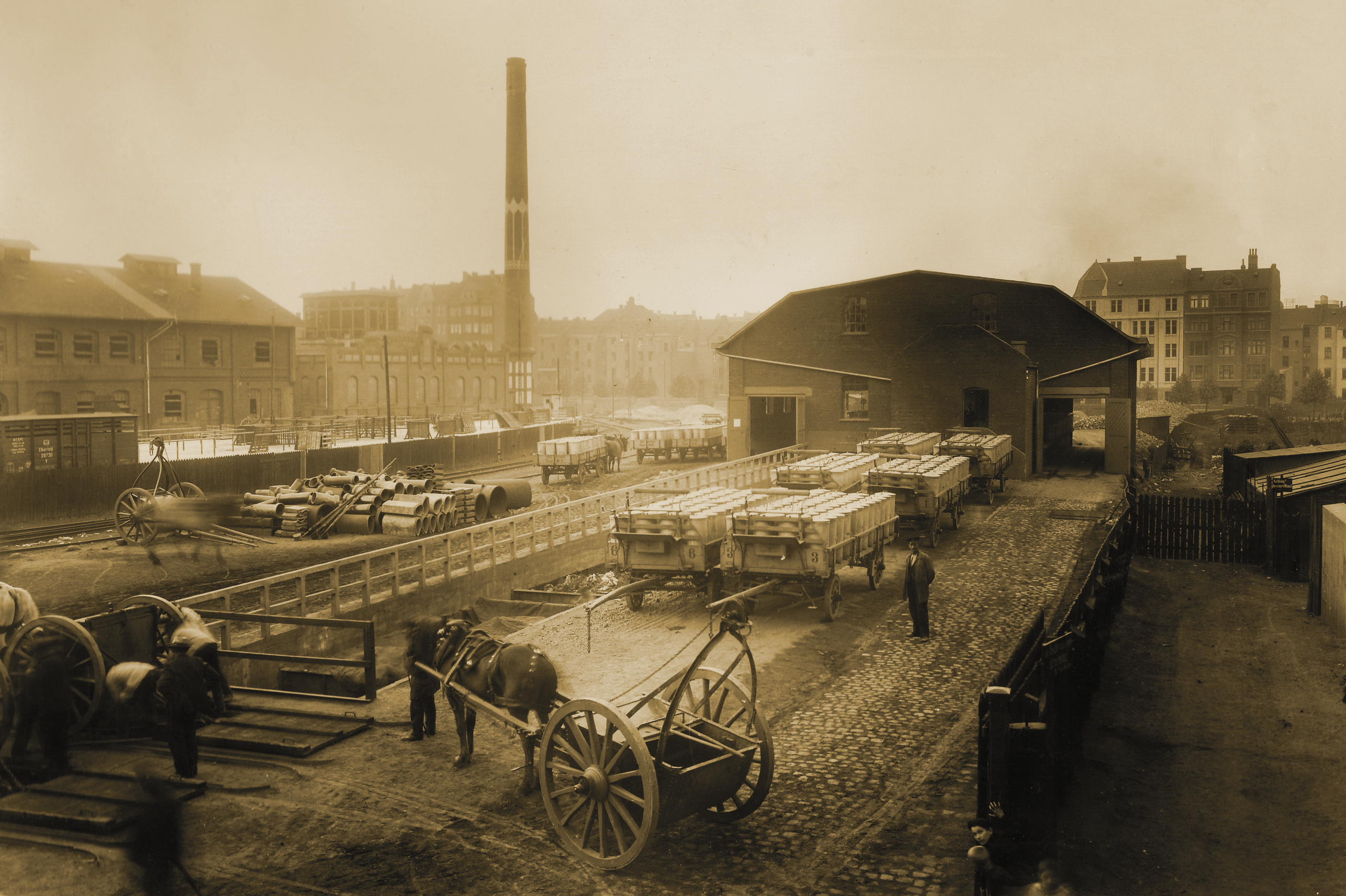 Fabrikgelände auf dem Mülltonen auf Pfederwagenverladen werden