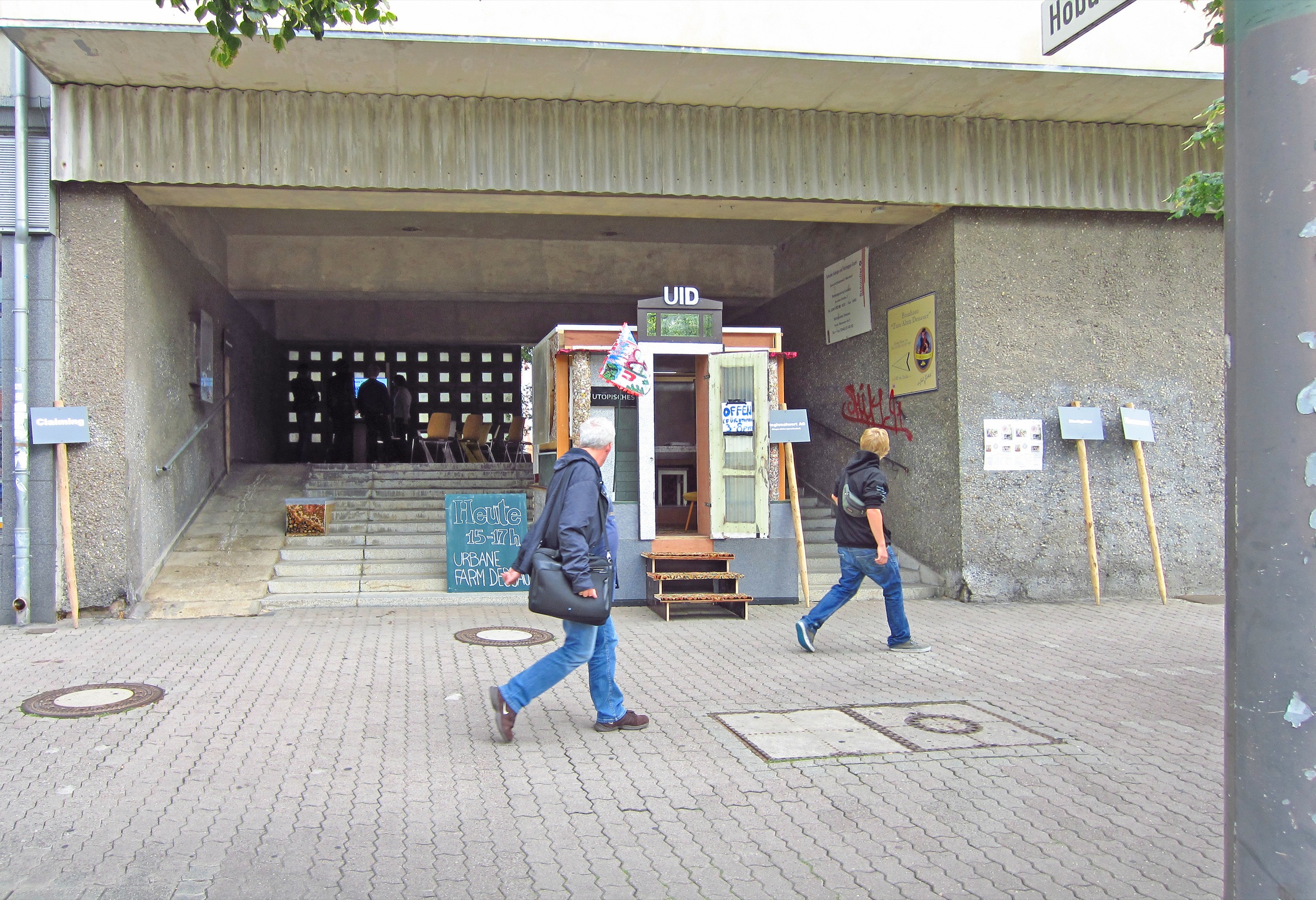 Eingang zum utopischen Institut