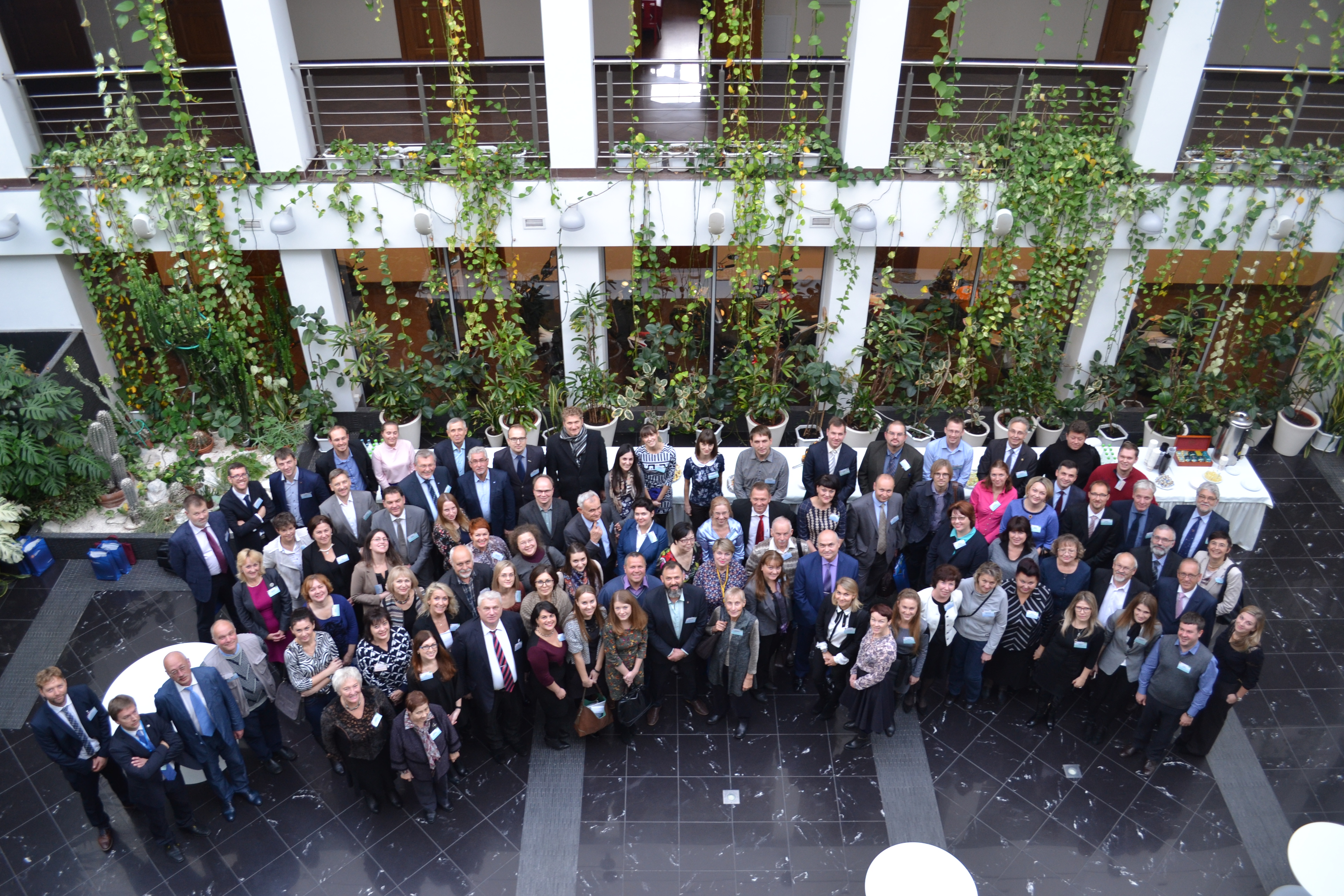 Gruppenbild der Teilnehmer, von oben auufgenommen