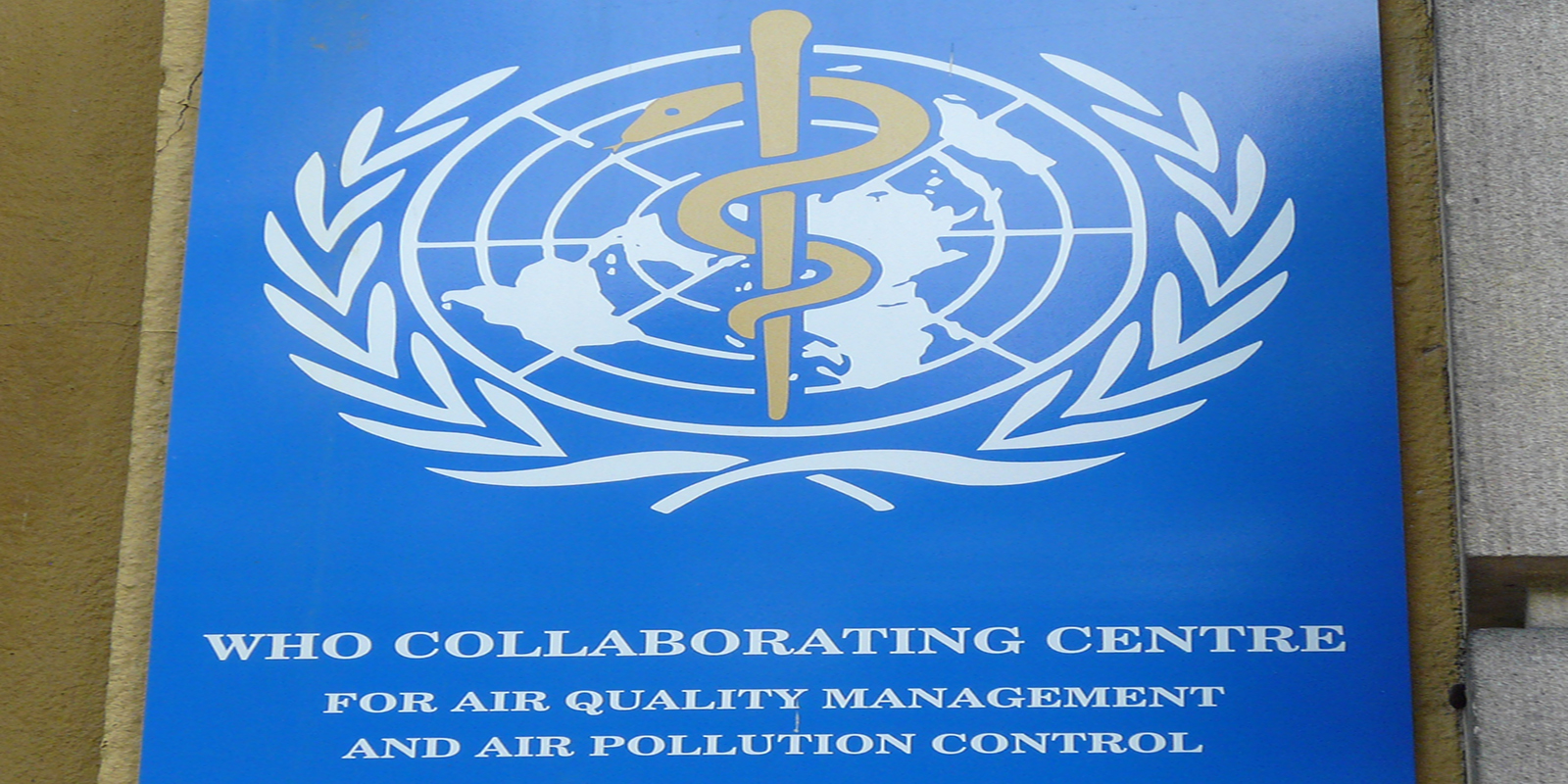 Schild des WHO CC Air Quality Management and Air Pollution Control