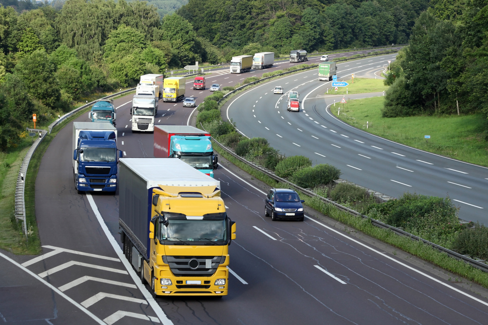 LKW und Pkw auf der Autobahn