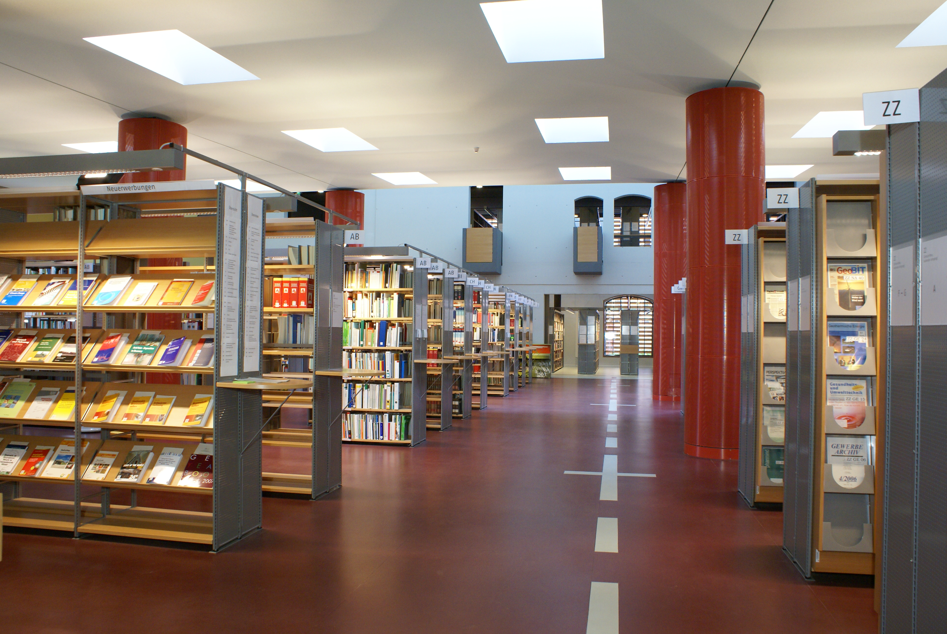 Blick in die Bibliothek am Standort Dessau