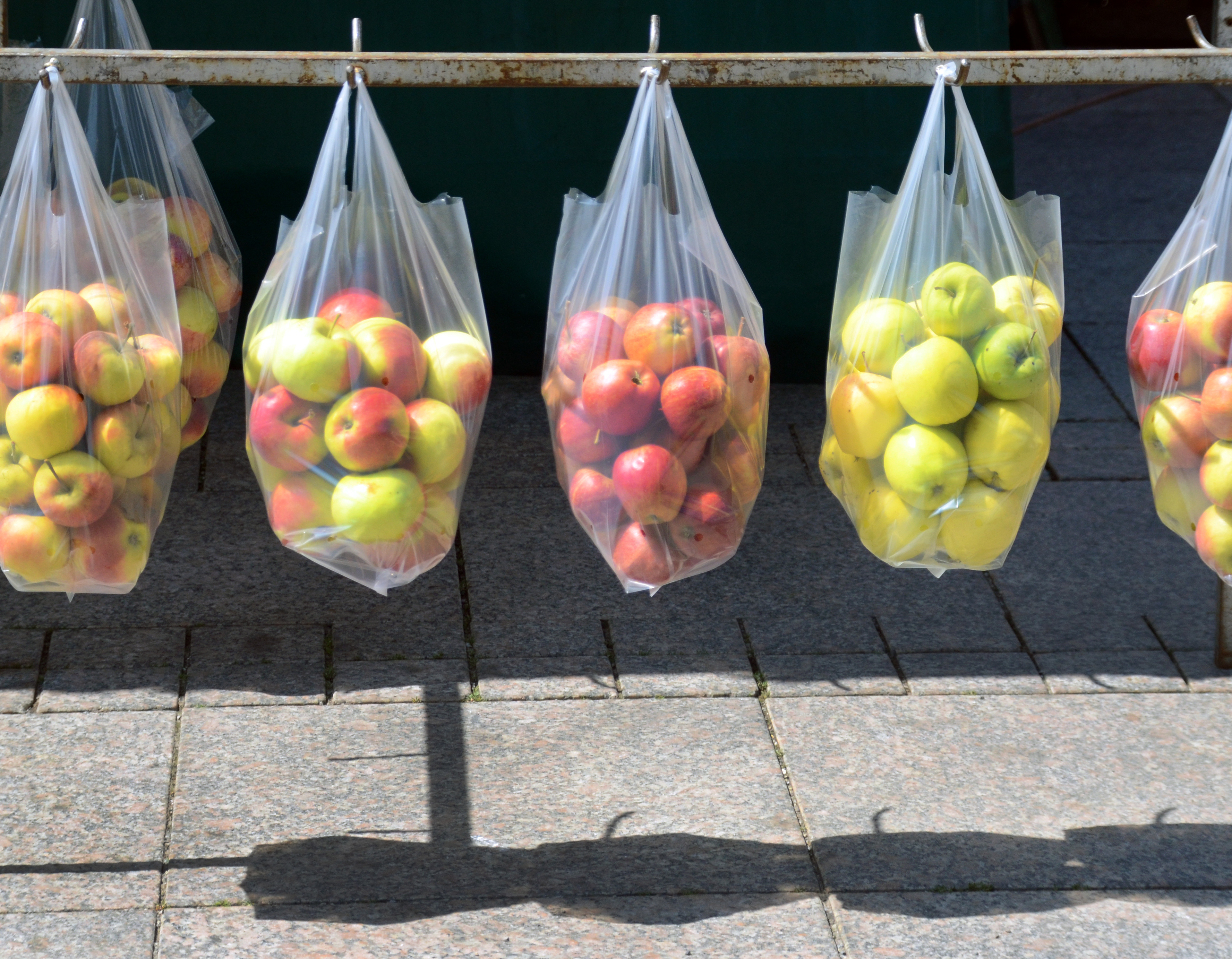 Plastiktüten mit Äpfeln