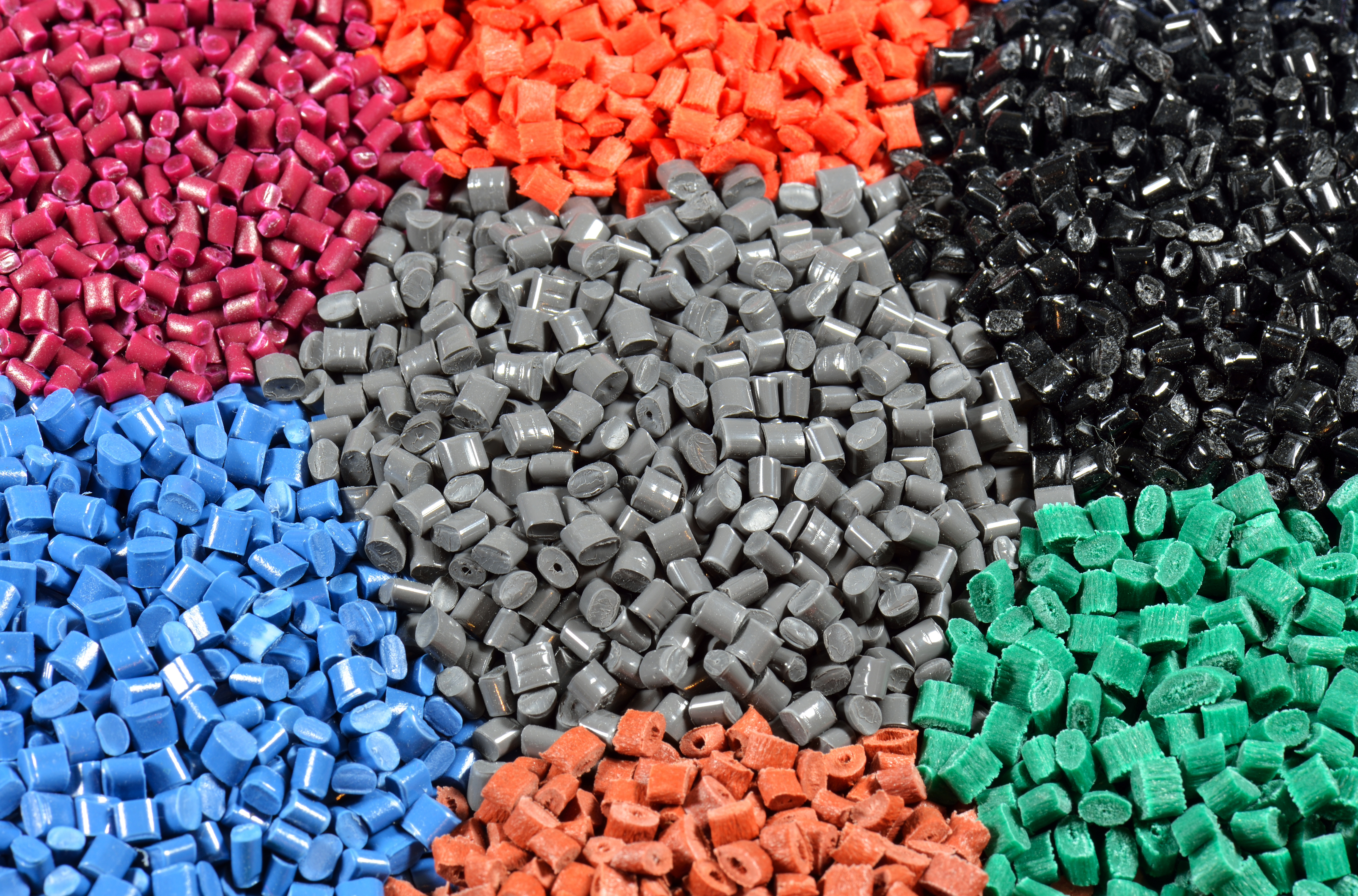 nach Farben sortiertes Plastikgranulat
