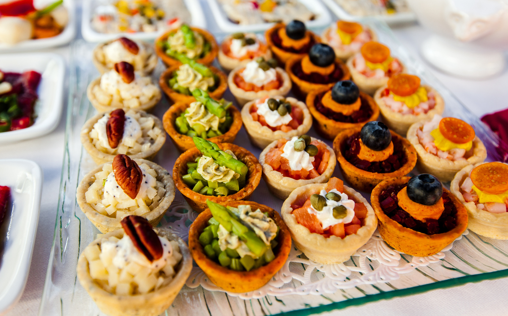 Schmackhafte Desserts an einem Buffet.