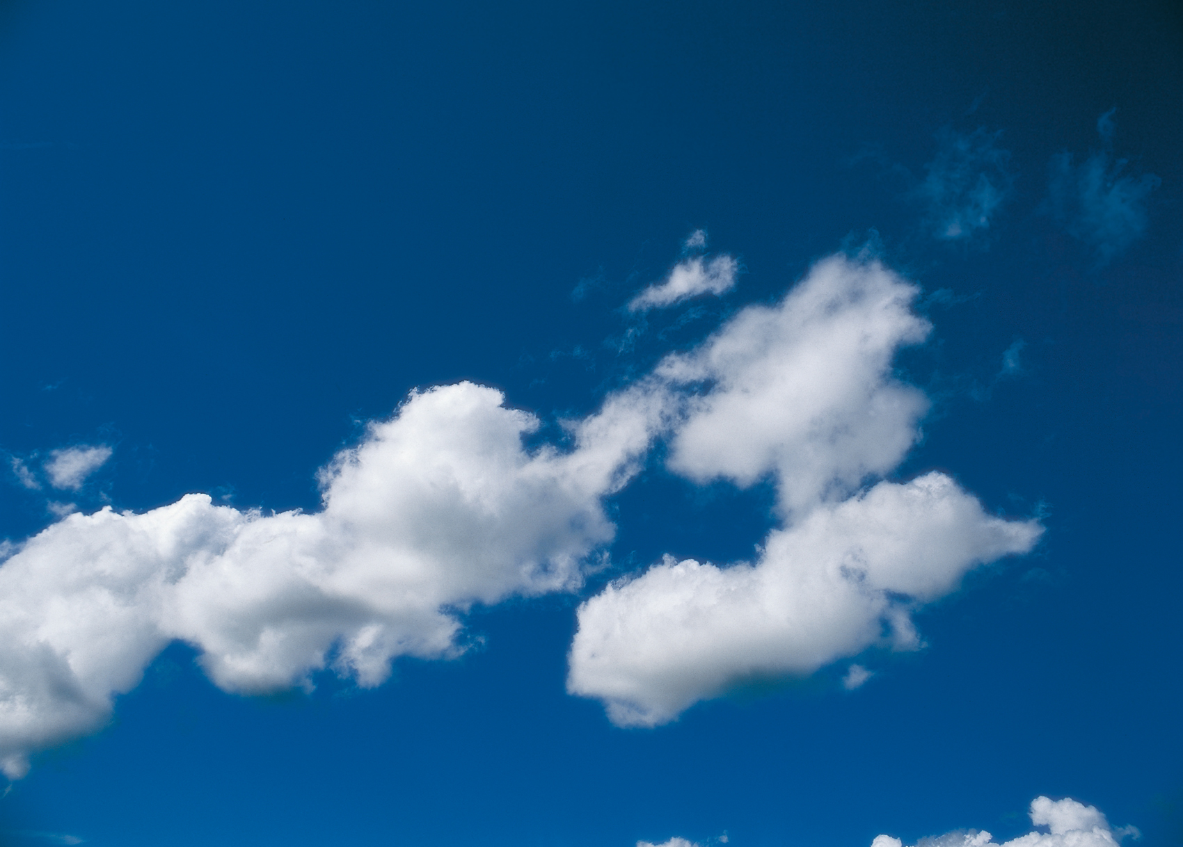 Blauer Himmel mit Wolken in der Mitte