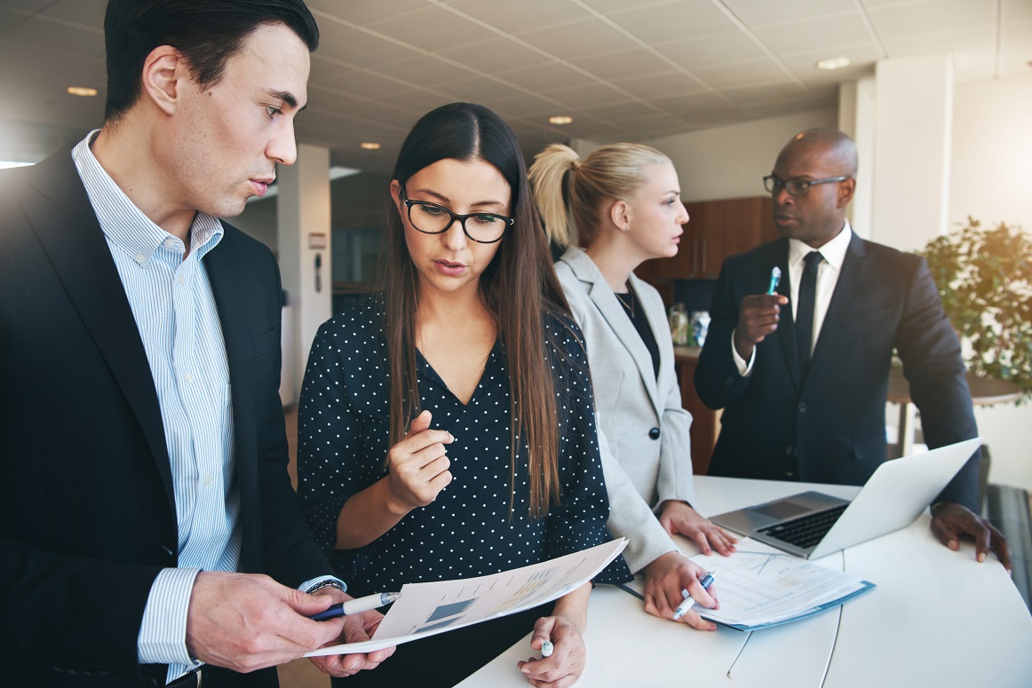 mehrere Personen, die sich beraten