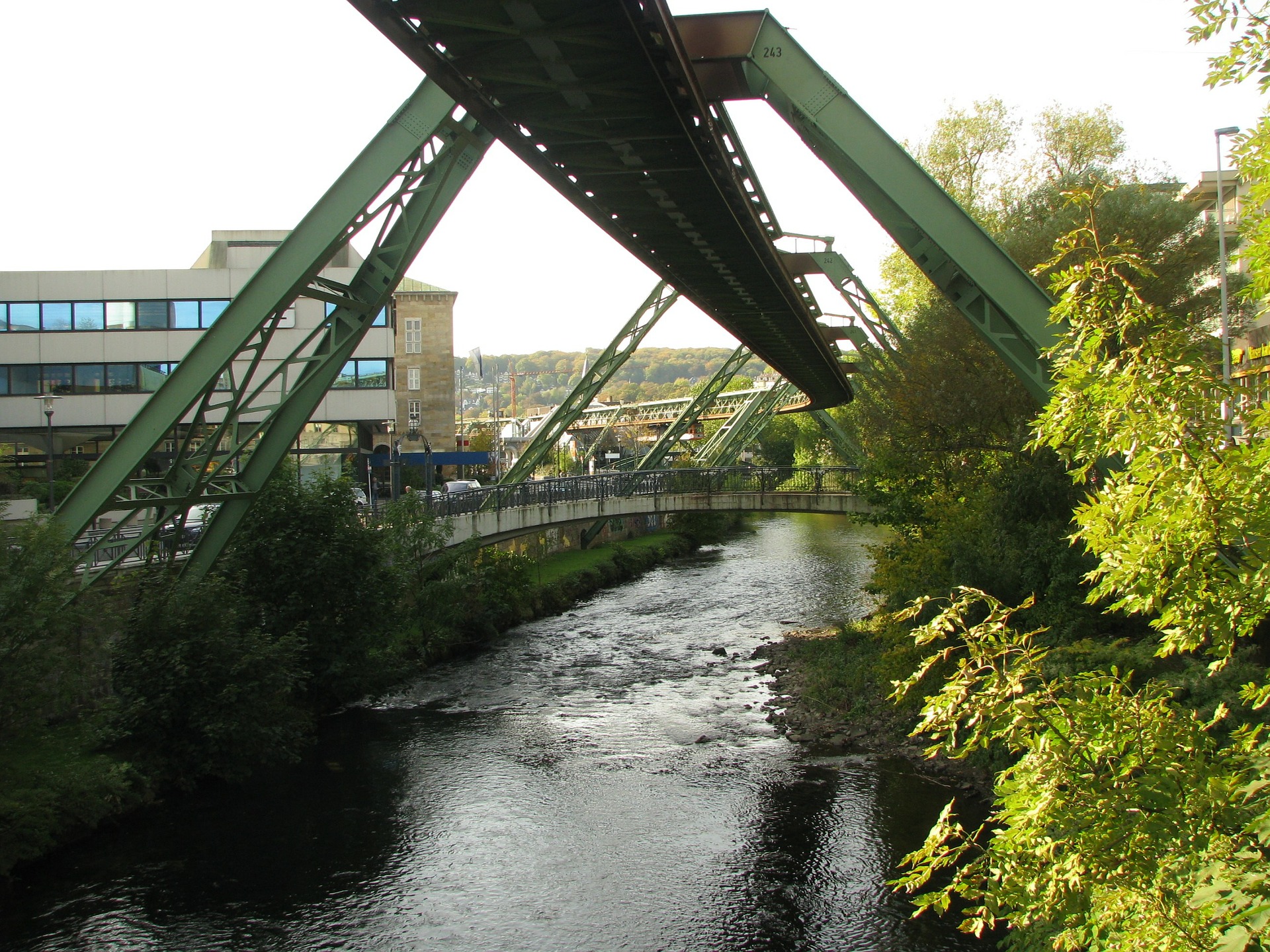 Schwebebahnanlage über der Wupper an einem bewölkten Tag
