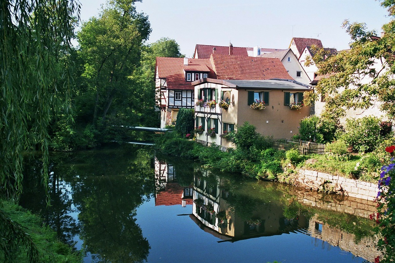 Ein Fachwerkhaus am Ufer eines Flusses