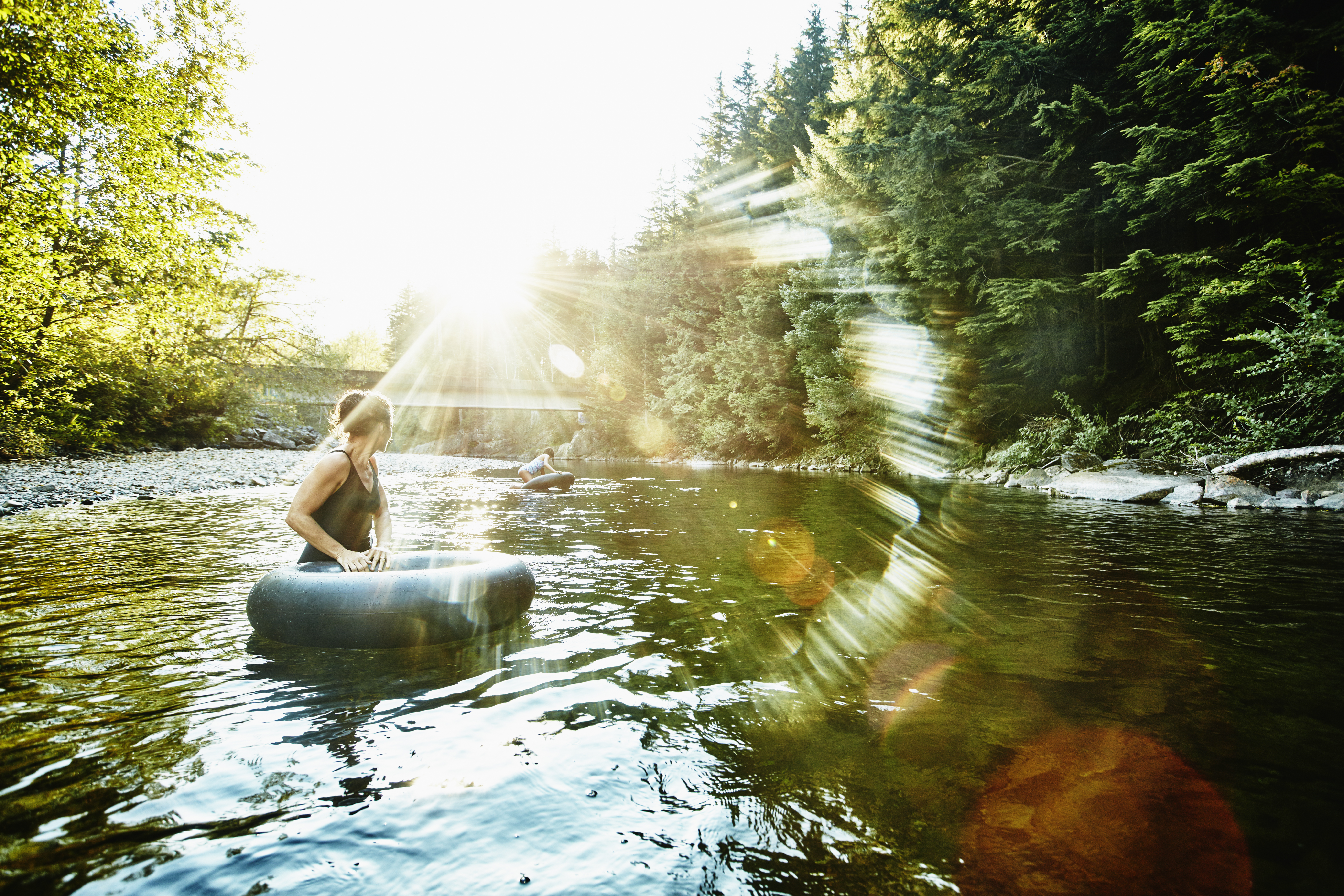 Eine Frau badet in einem Fluss