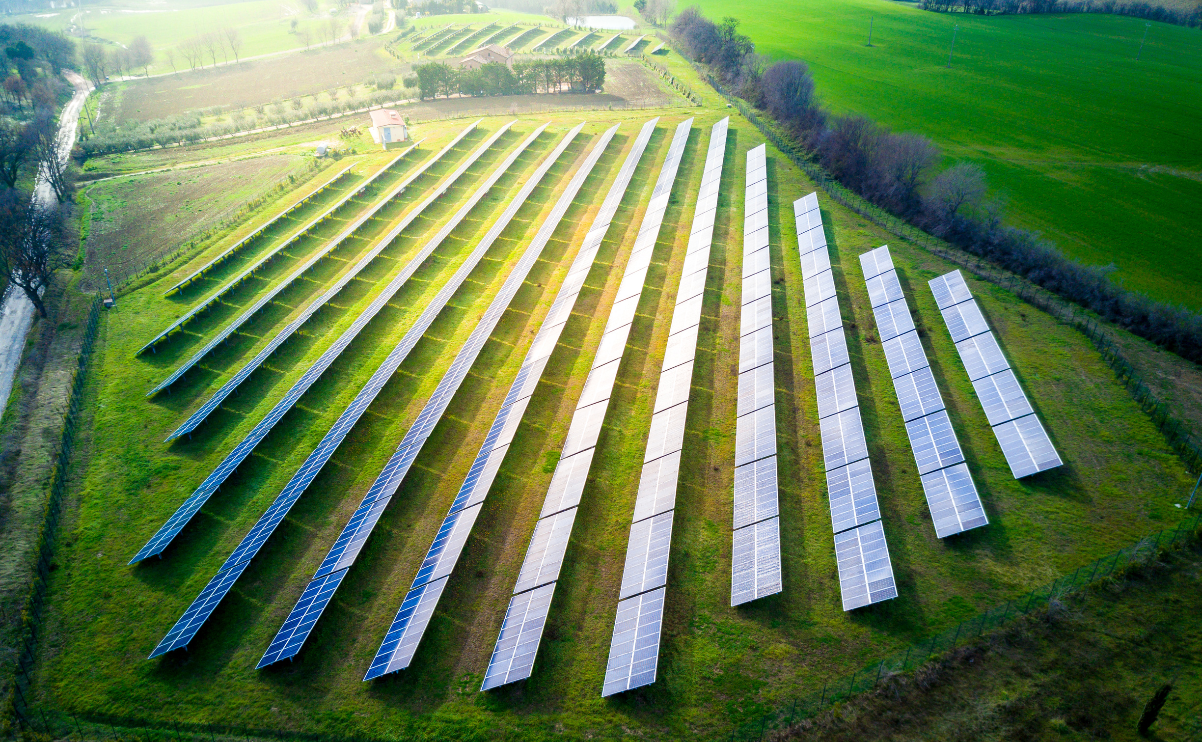 Eine Photovoltaikanlage auf einem Feld.