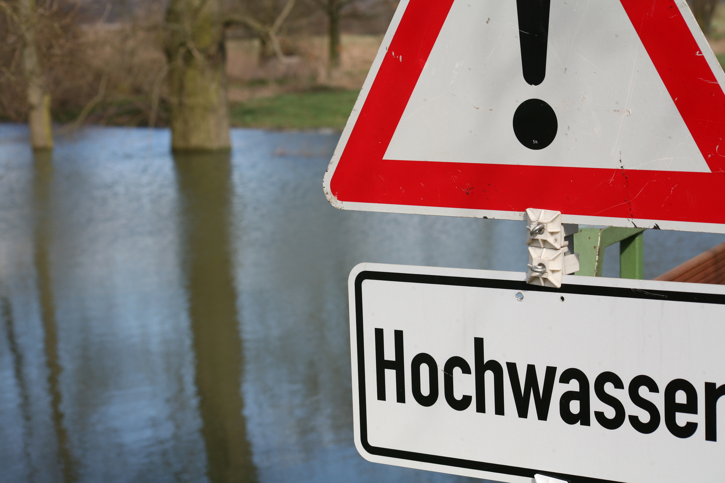 Ein Schild mit der Aufschrift "Hochwasser".
