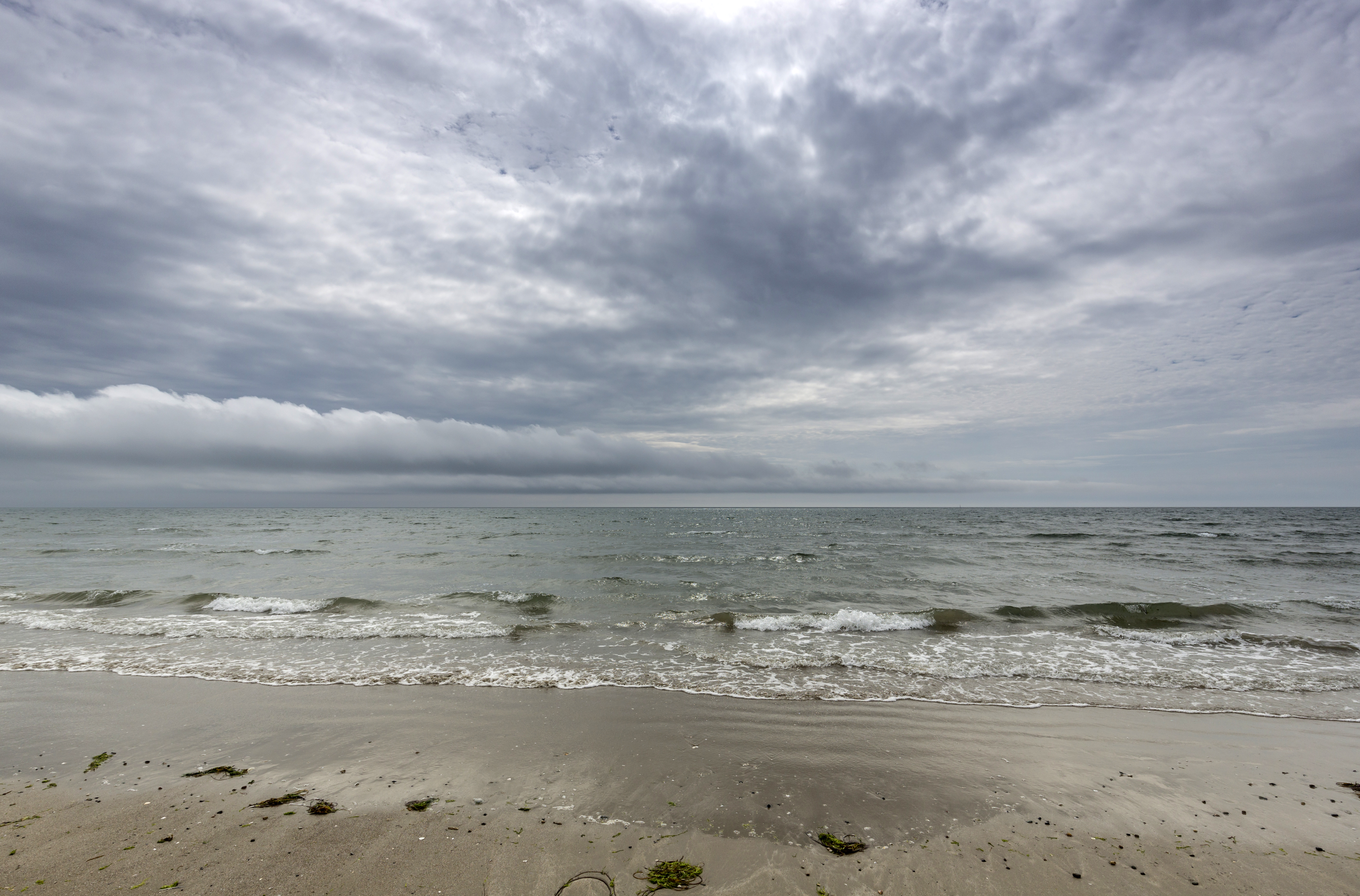 Ein Strand mit Wellen und Meer.