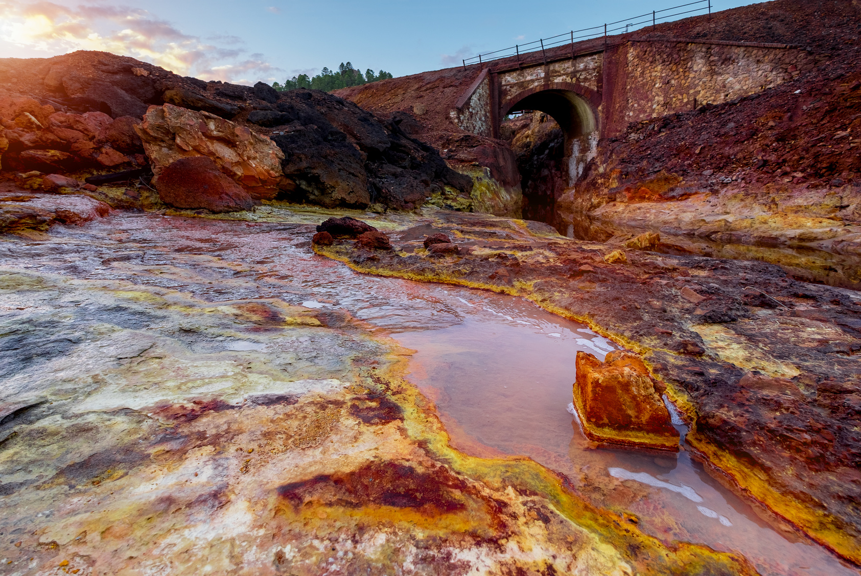 Der Fluss Rio Tinto in Spanien mit rotem Ufer.