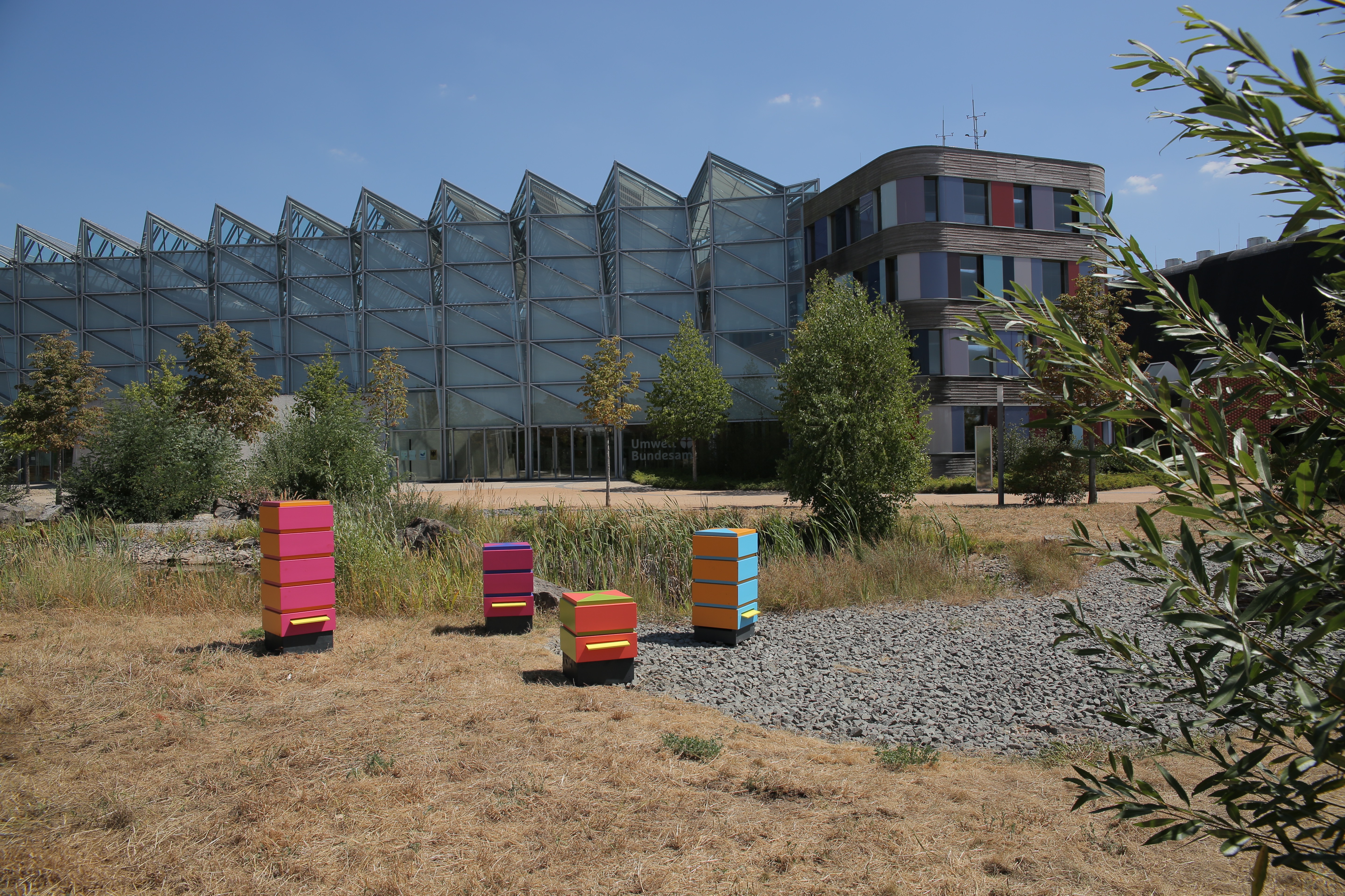 Foto der bunten Bienenkästen auf dem Gelände des UBA in Dessau