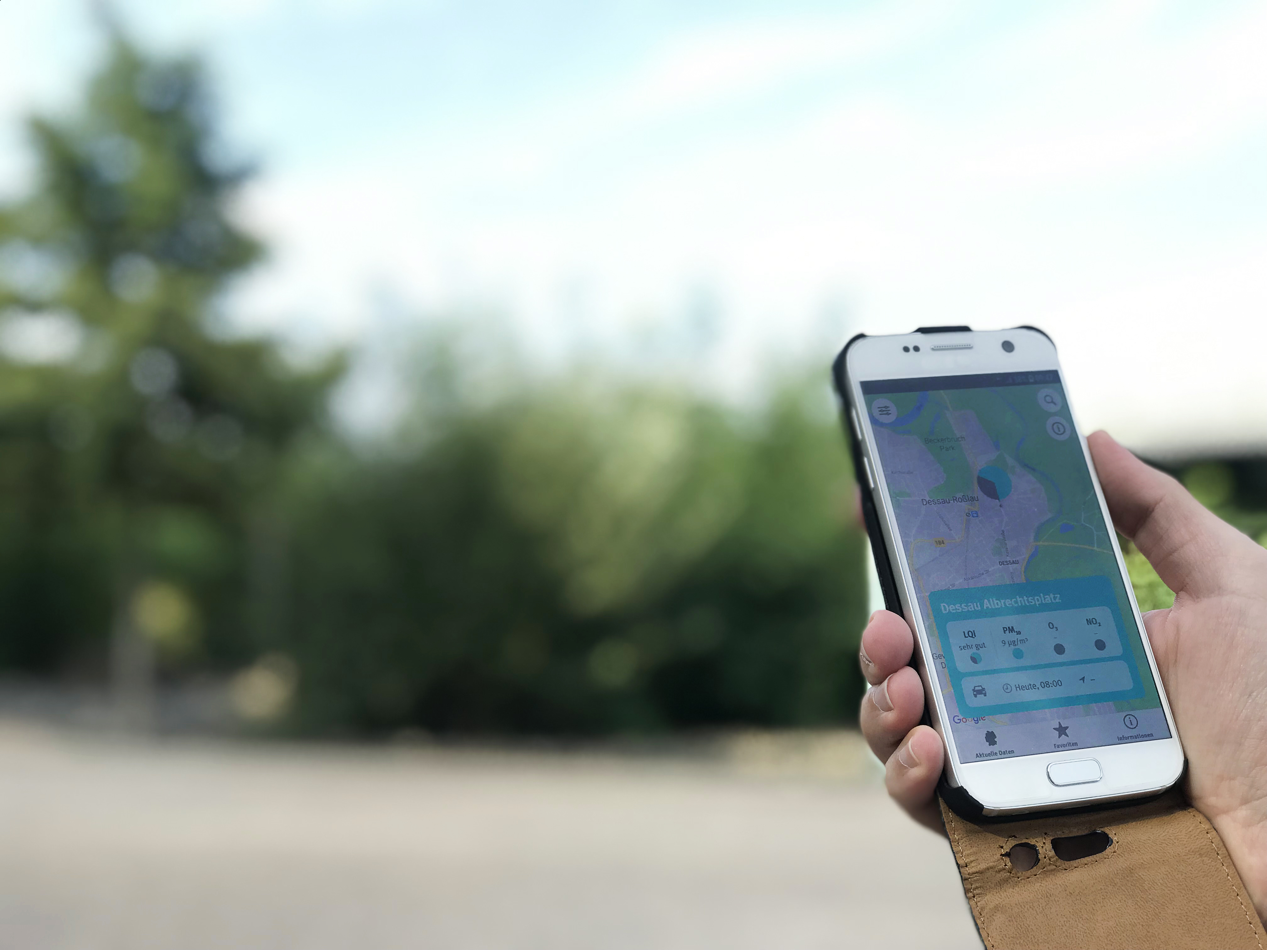 Smartphone zeigt die App "Luftqualität" in der Anwendung