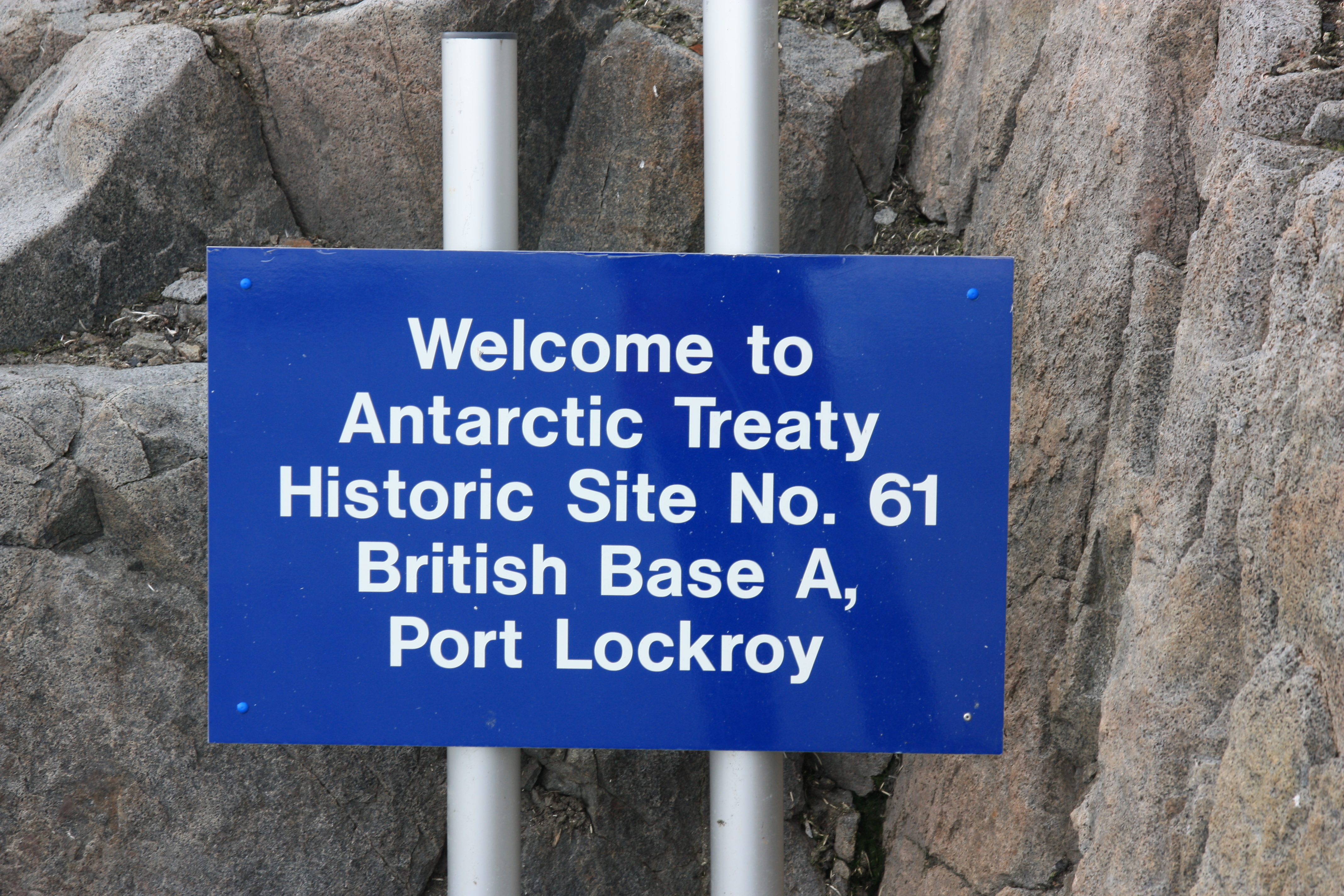 Ein Schild weist darauf hin, dass sich hier das historische Gebiet, Port Lockroy, befindet. 