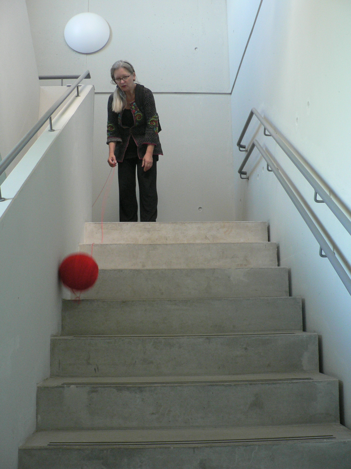 Die “Wort- und Textbildnerin” Christiane Keppler rollt "den Roten Faden" eine Treppe hinunter