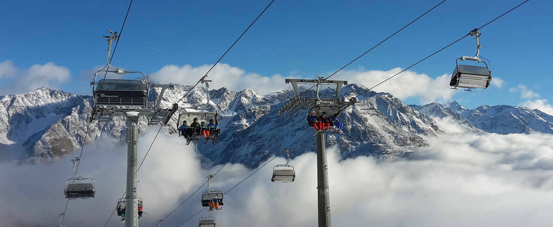 Skilift in den Bergen