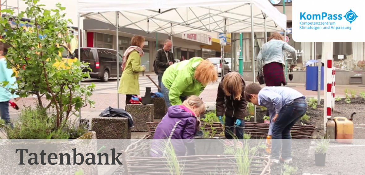 Das Bild zeigt Erwachsene und Kinder, die in einer Fußgängerzone Beete anlegen. Zusätzlich sind der Schriftzug "Tatenbank" und das Logo des Kompetenzzentrums Klimafolgen und Anpassung (KomPass) eingebunden.