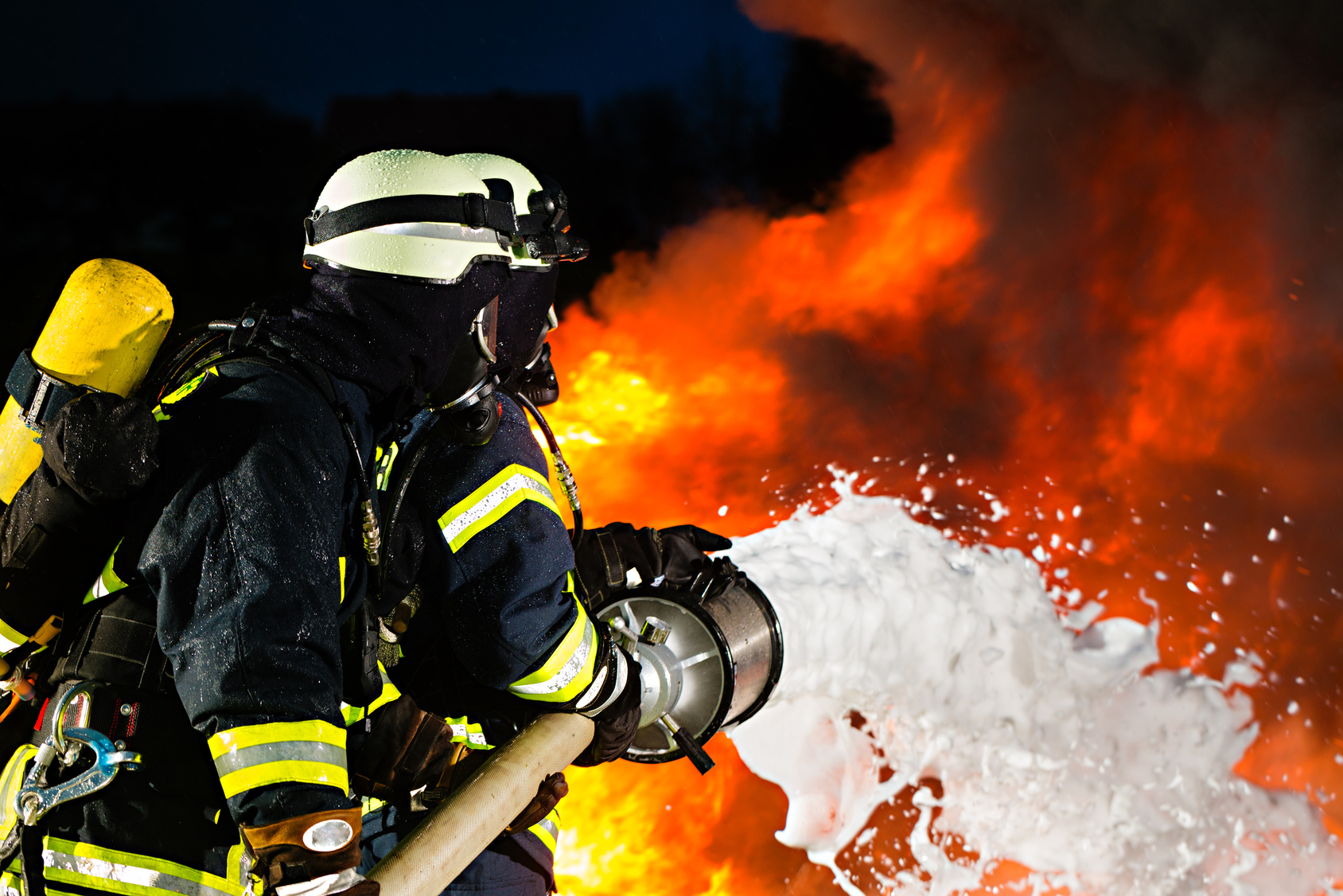 Ein Feuerwehrmann der einen Brand löscht 