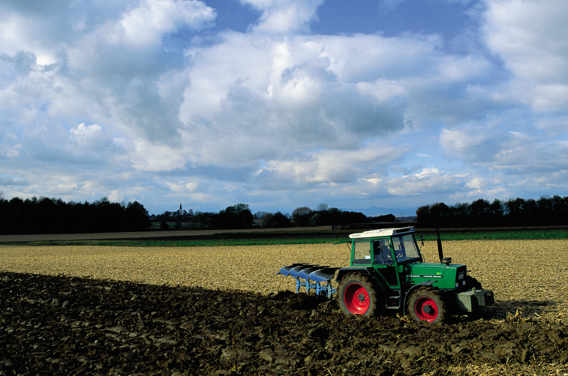 Traktor beim Bestellen eines Feldes