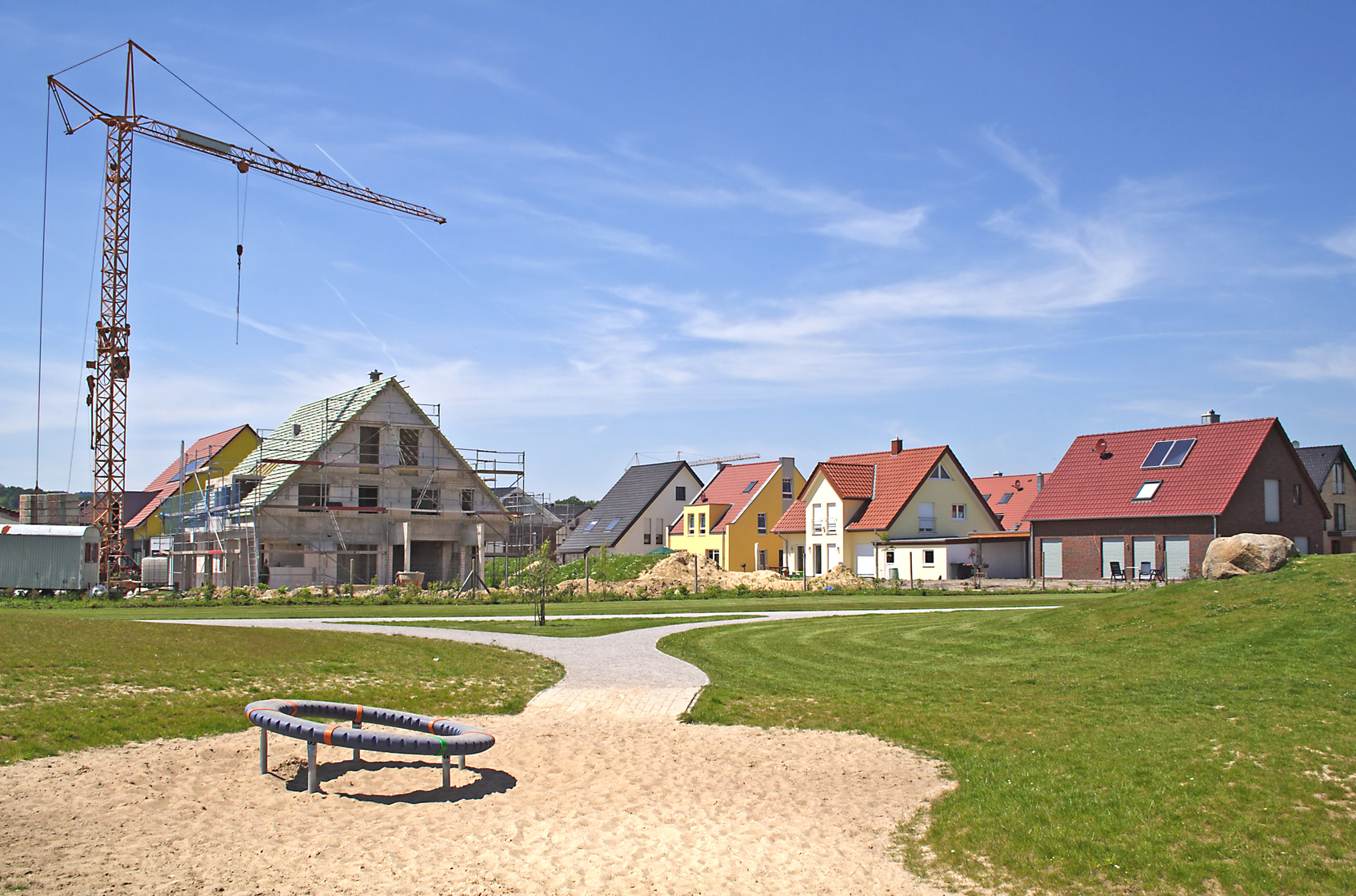 In einer Neubausiedlund wird ein neues Haus gebaut