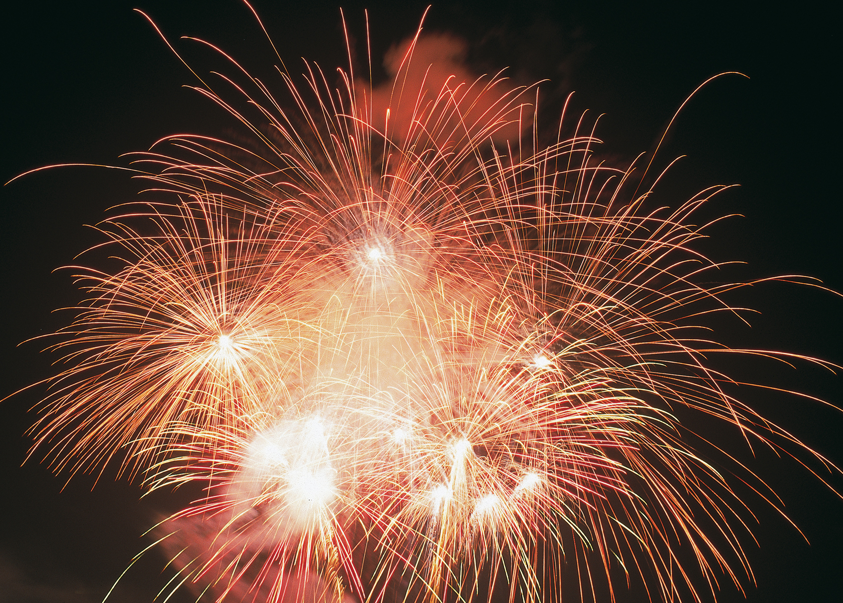 rot-gelbes Feuerwerk vor nachtschwarzem Himmel